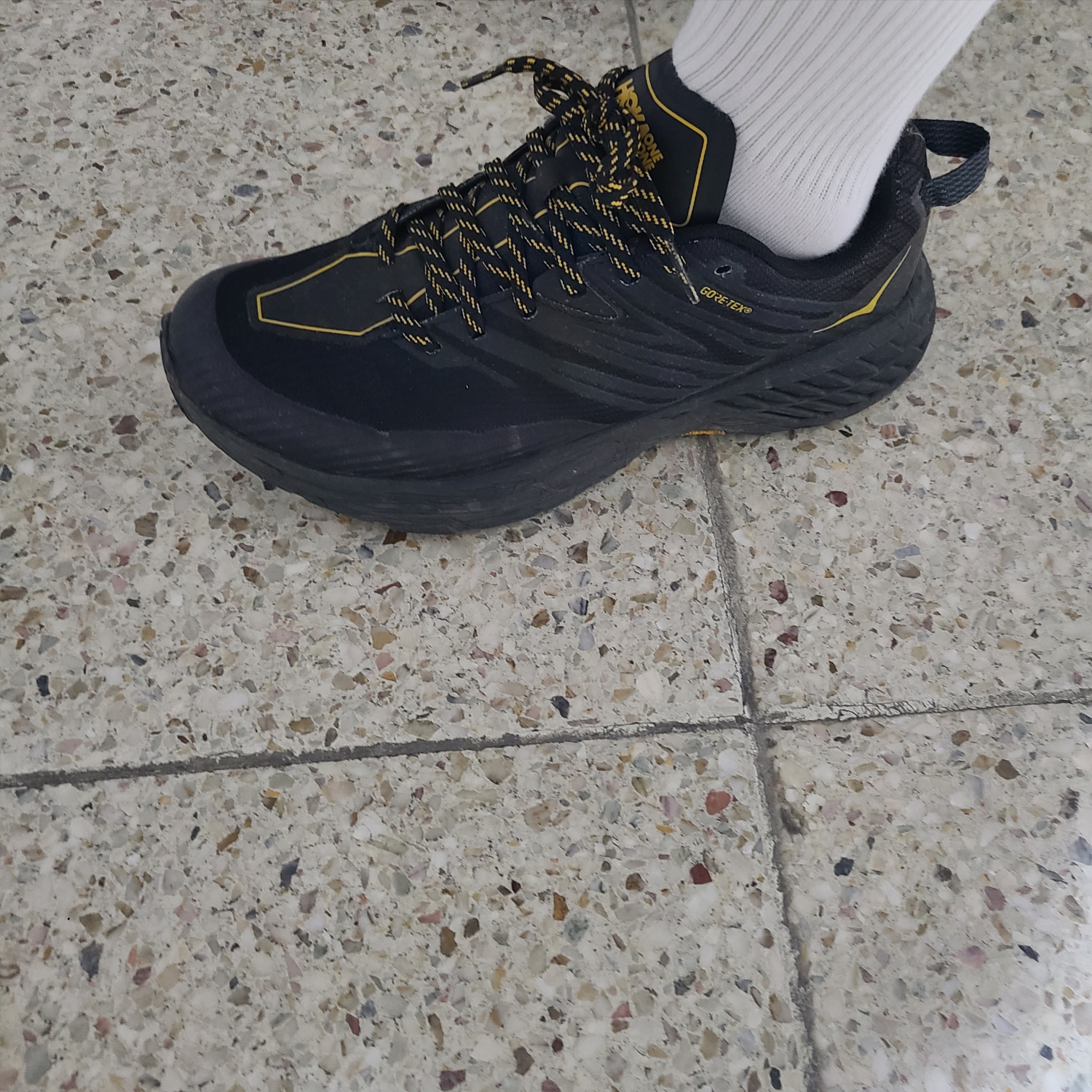 Hoka Speedgoat 4 Gore-Tex Anthracite 착용 스타일 - 1