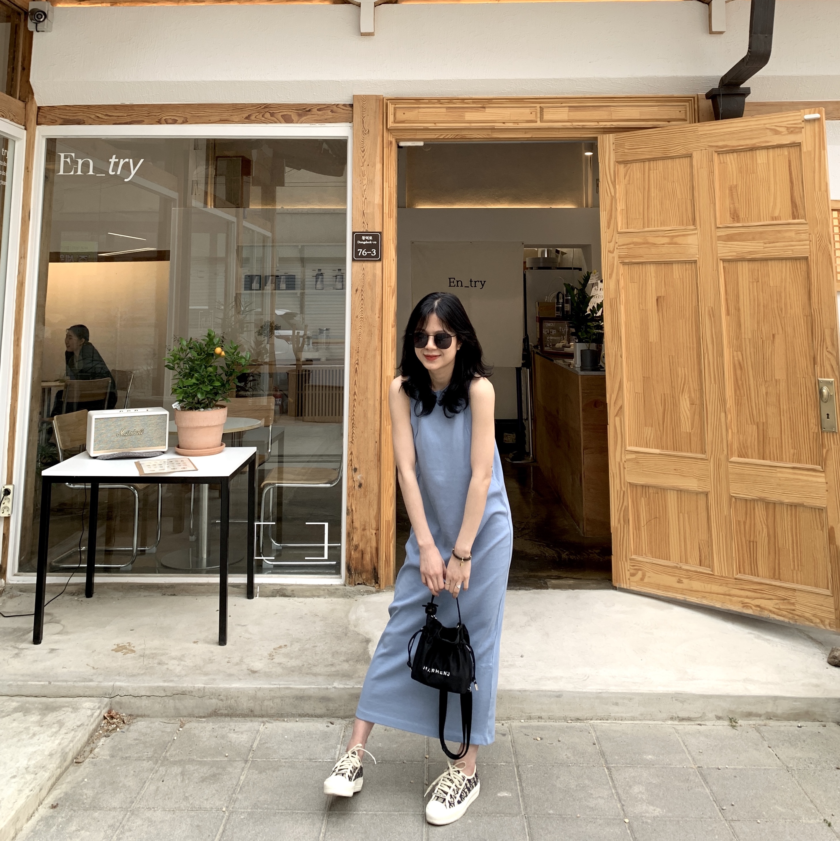 (W) Dior Walk'N'Dior Sneakers Oblique Navy 착용 스타일 - 2
