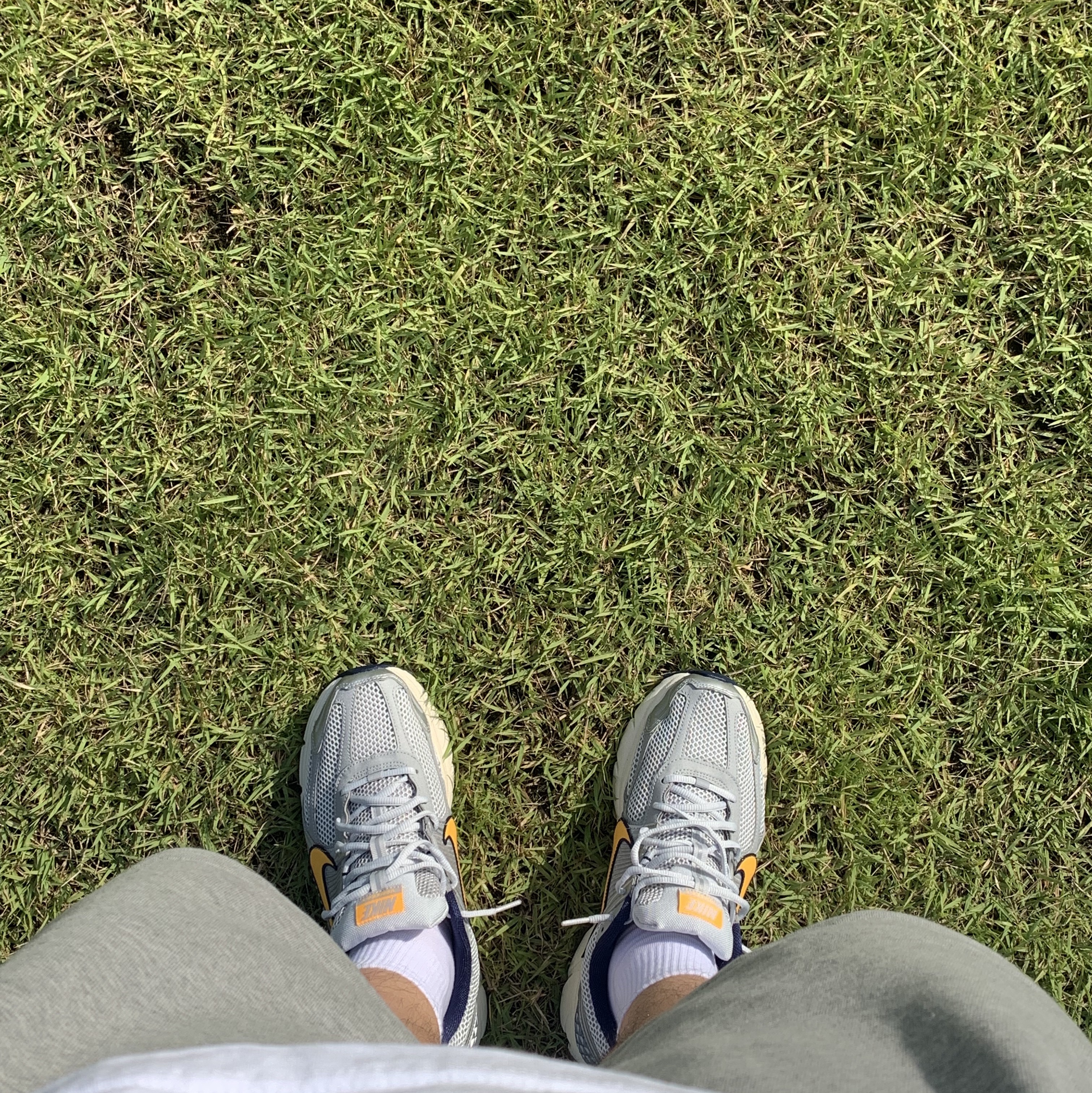 Nike Zoom Vomero 5 Pure Platinum and Laser Orange 착용 스타일 - 1
