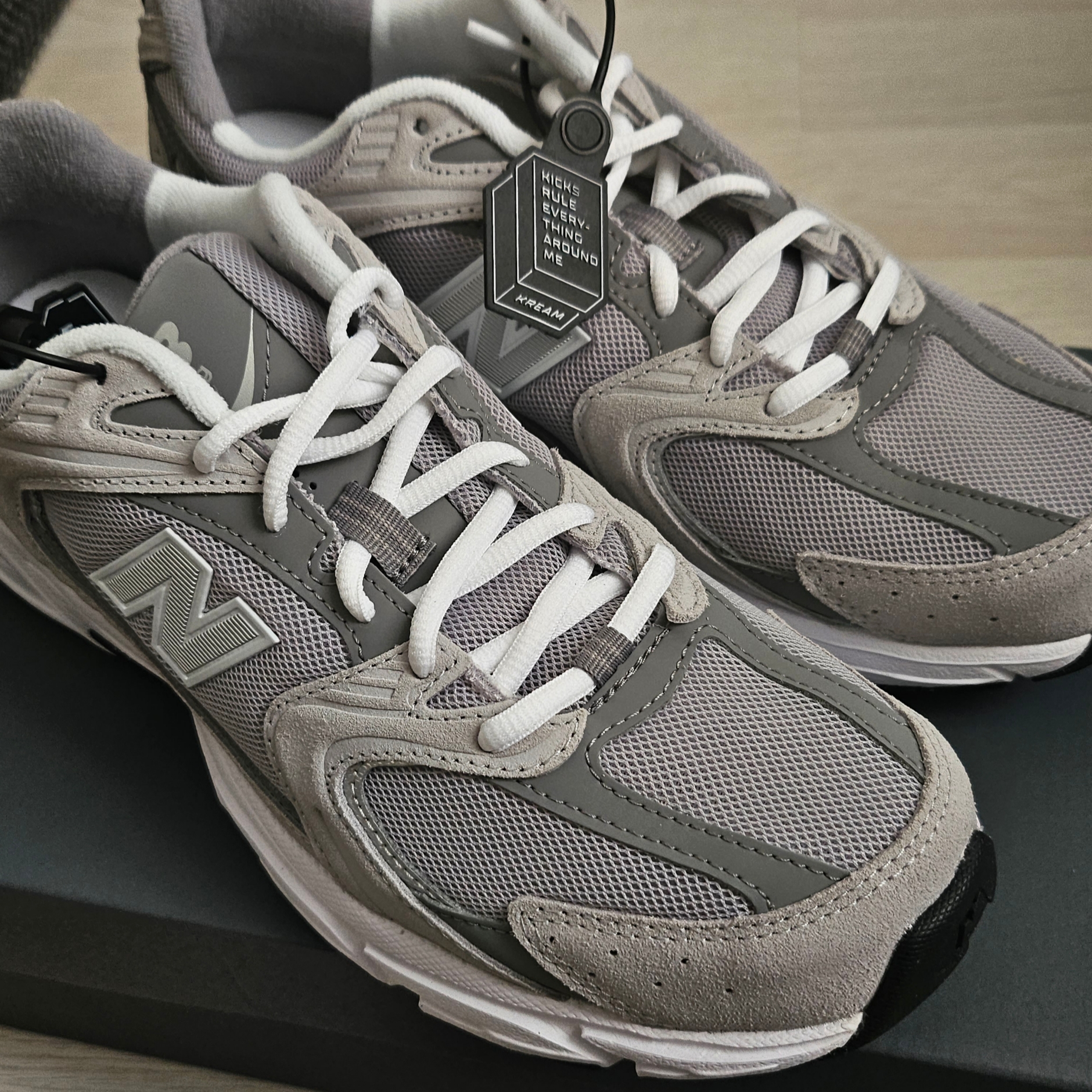 New Balance 530 Grey 착용 스타일