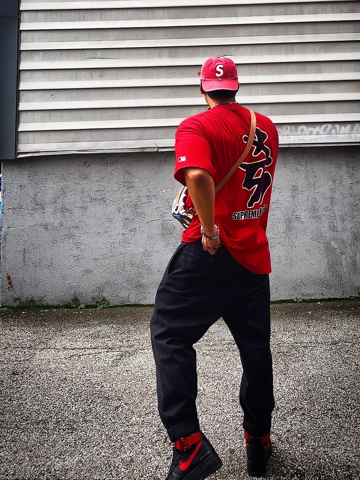 Supreme Pigment Canvas S Logo 6-Panel Red - 23SS, Supreme x MLB Kanji Teams T-Shirt Yankees Red - 22FW 착용 스타일 - 4