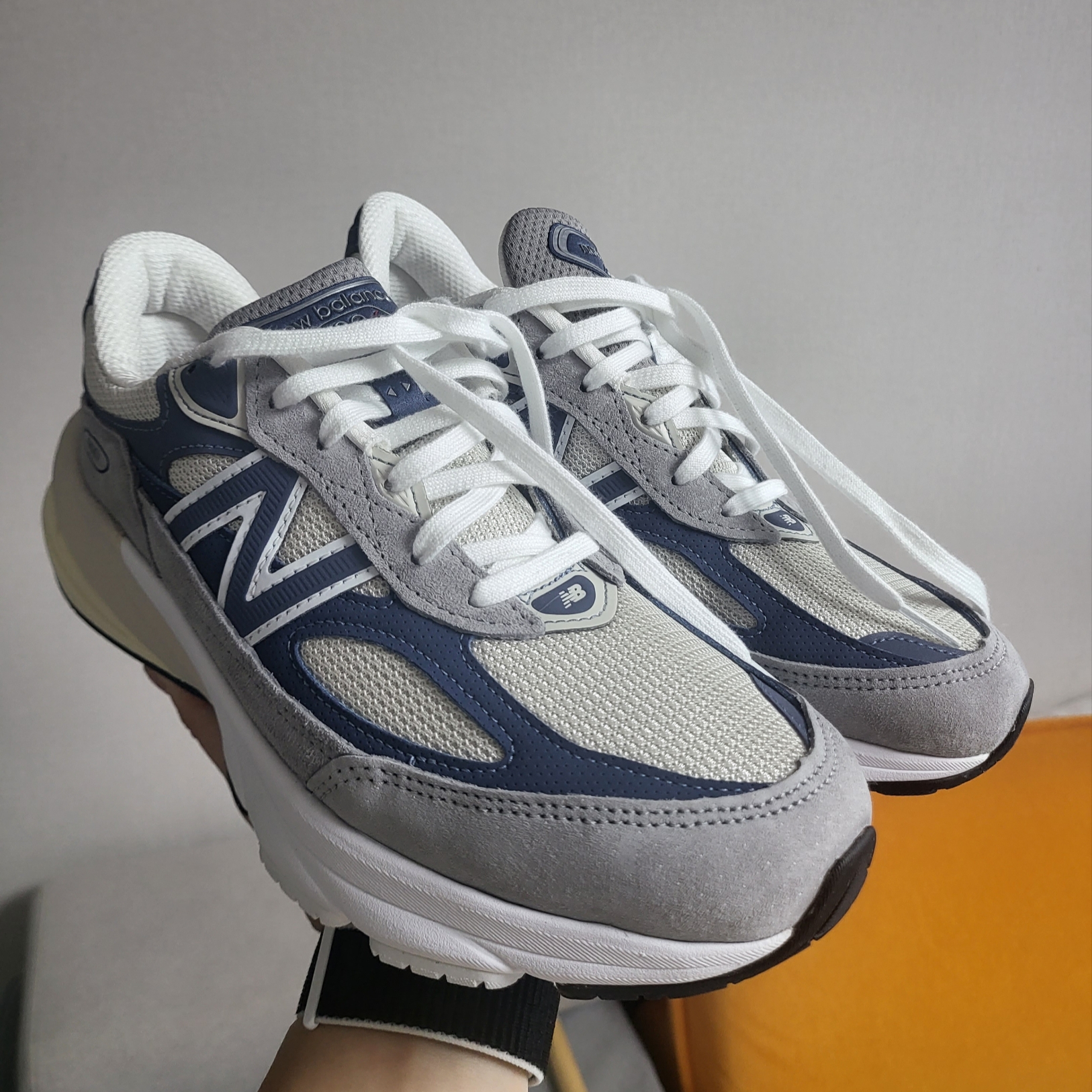 New Balance 990v6 Made in USA Gray Suede 착용 스타일