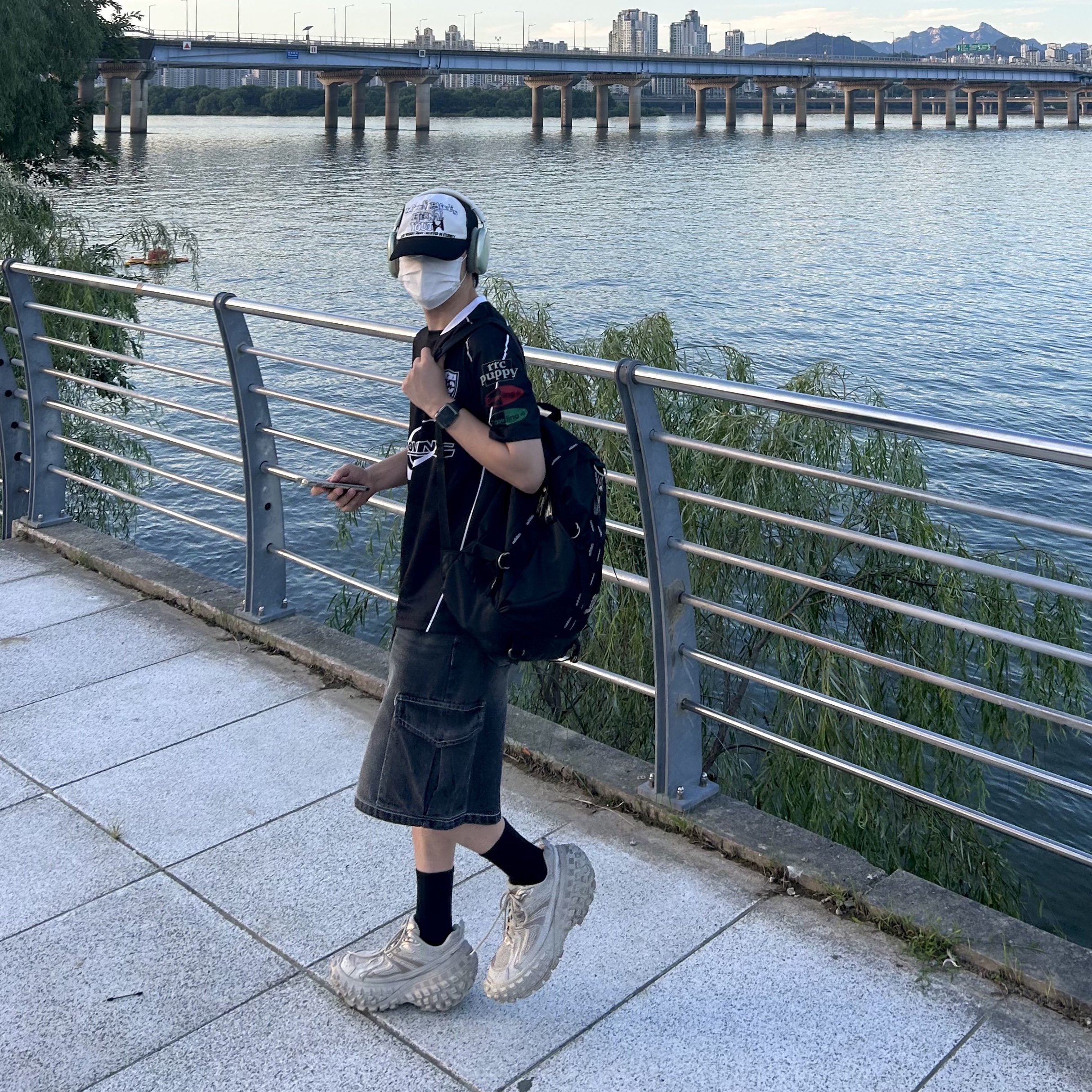 Balenciaga Defender Sneakers Beige, Apple AirPods Max Lightning Silver (Korean Ver.) 착용 스타일 - 1