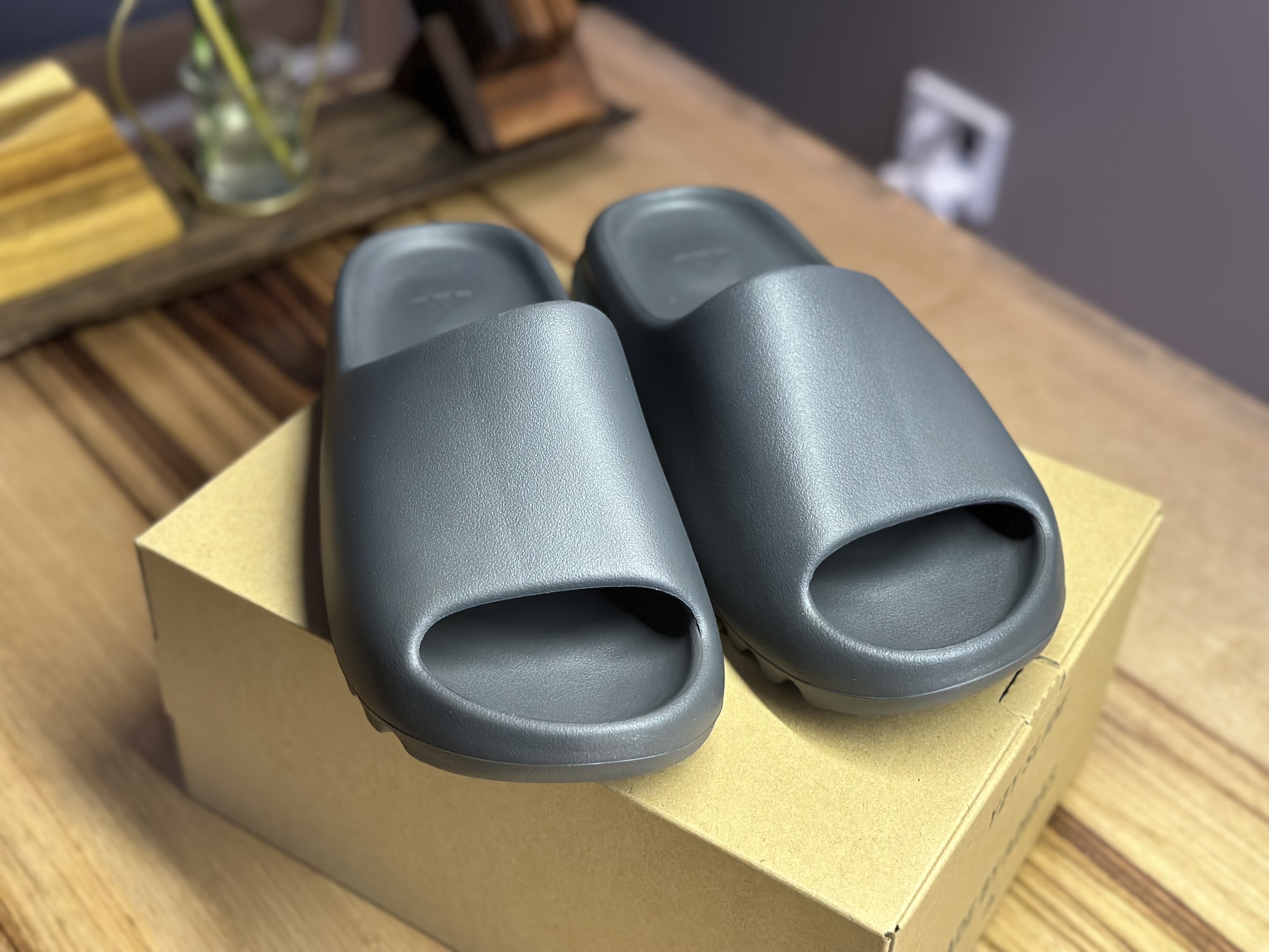 Adidas Yeezy Slide Granite 착용 스타일 - 3