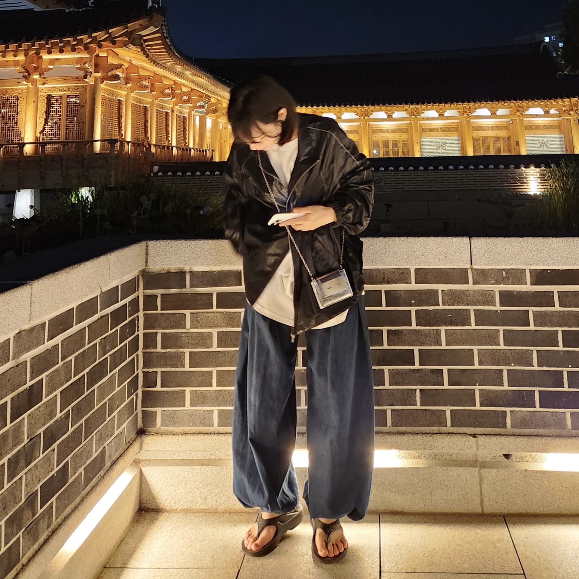 Stussy x Born X Raised 8 Ball T-Shirt White, Zara x Ader Error Wide Leg Jeans Blue 착용 스타일 - 4