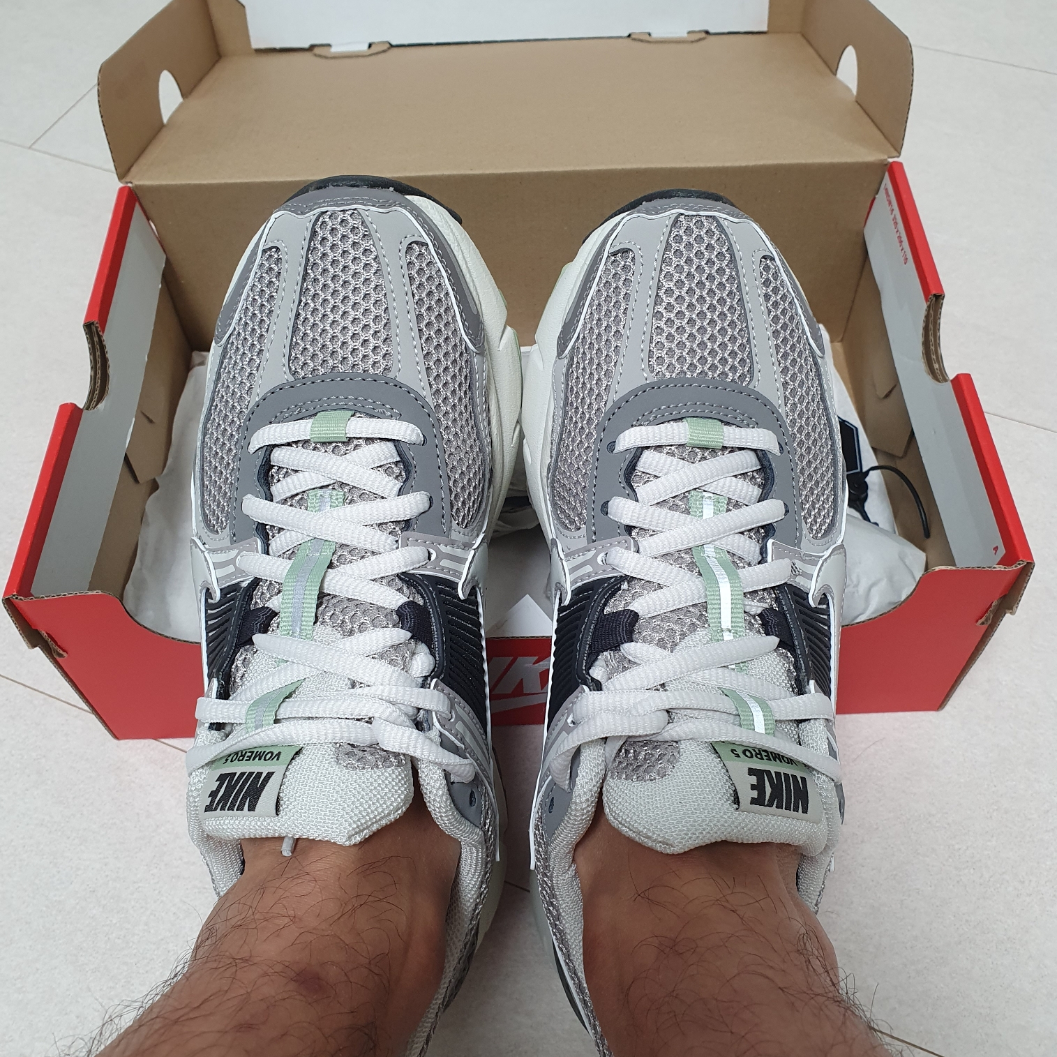 (W) Nike Zoom Vomero 5 Cobblestone and Flat Pewter 착용 스타일