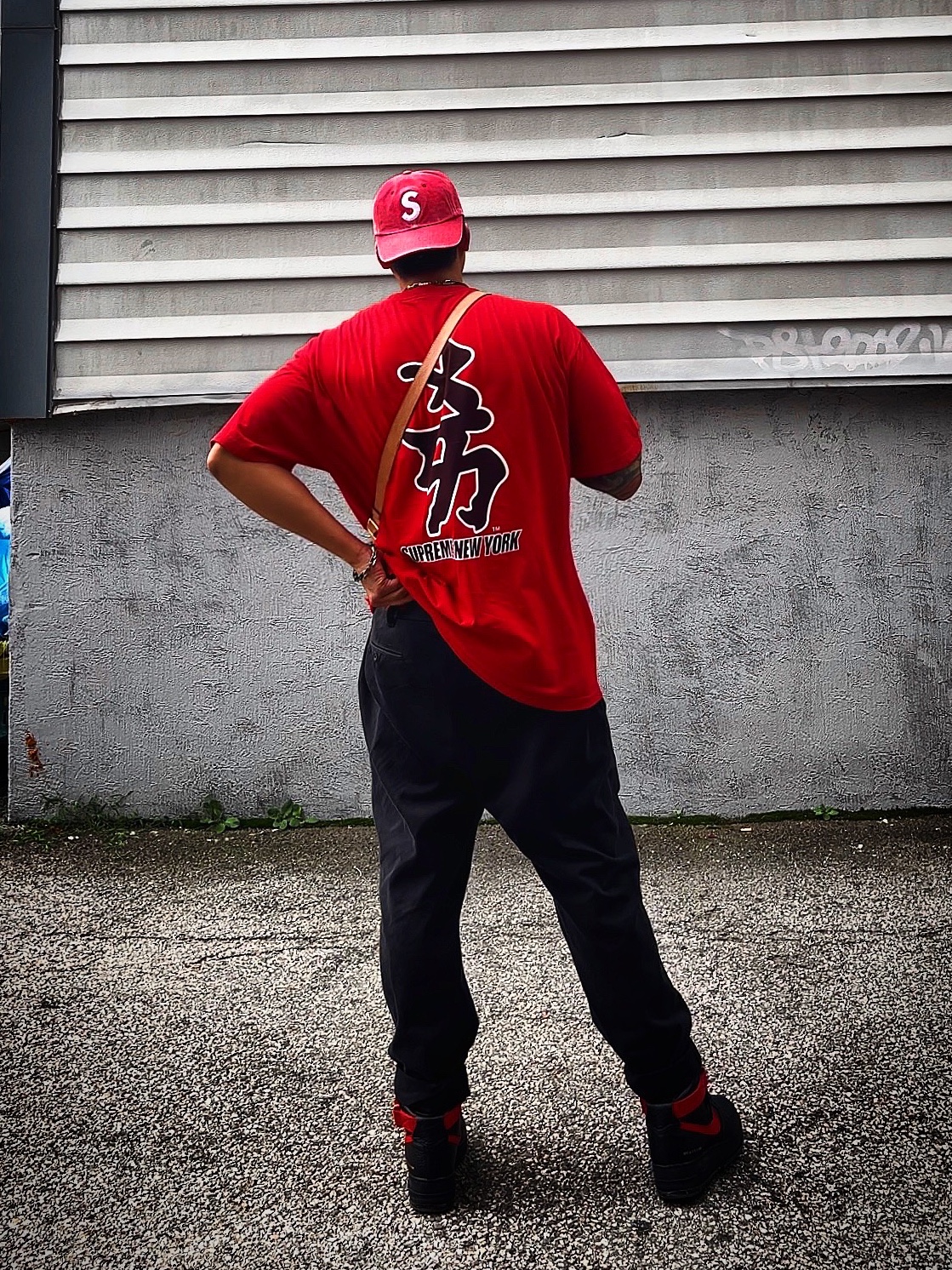 Supreme Pigment Canvas S Logo 6-Panel Red - 23SS, Supreme x MLB Kanji Teams T-Shirt Yankees Red - 22FW 착용 스타일 - 3