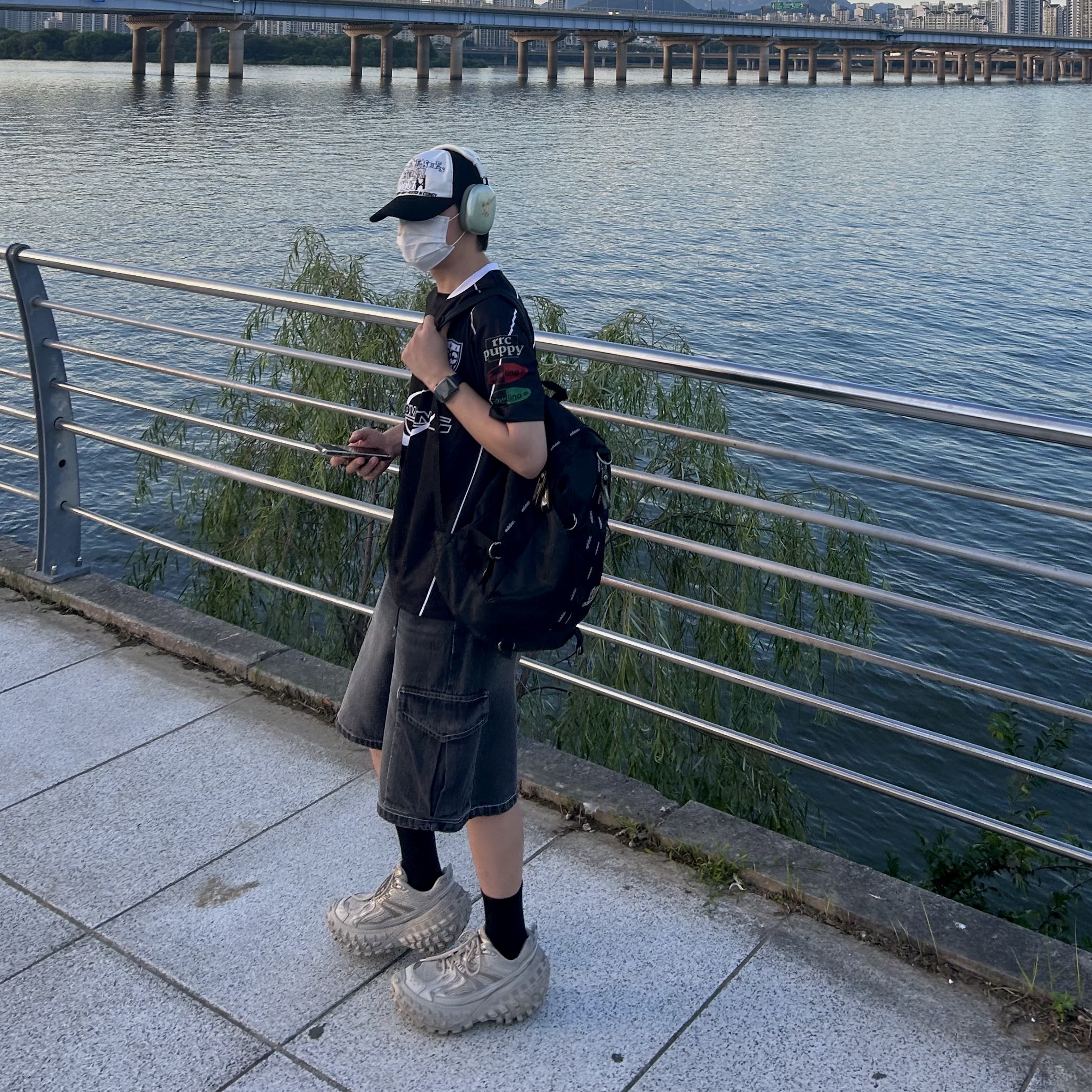 Balenciaga Defender Sneakers Beige, Apple AirPods Max Lightning Silver (Korean Ver.) 착용 스타일 - 2