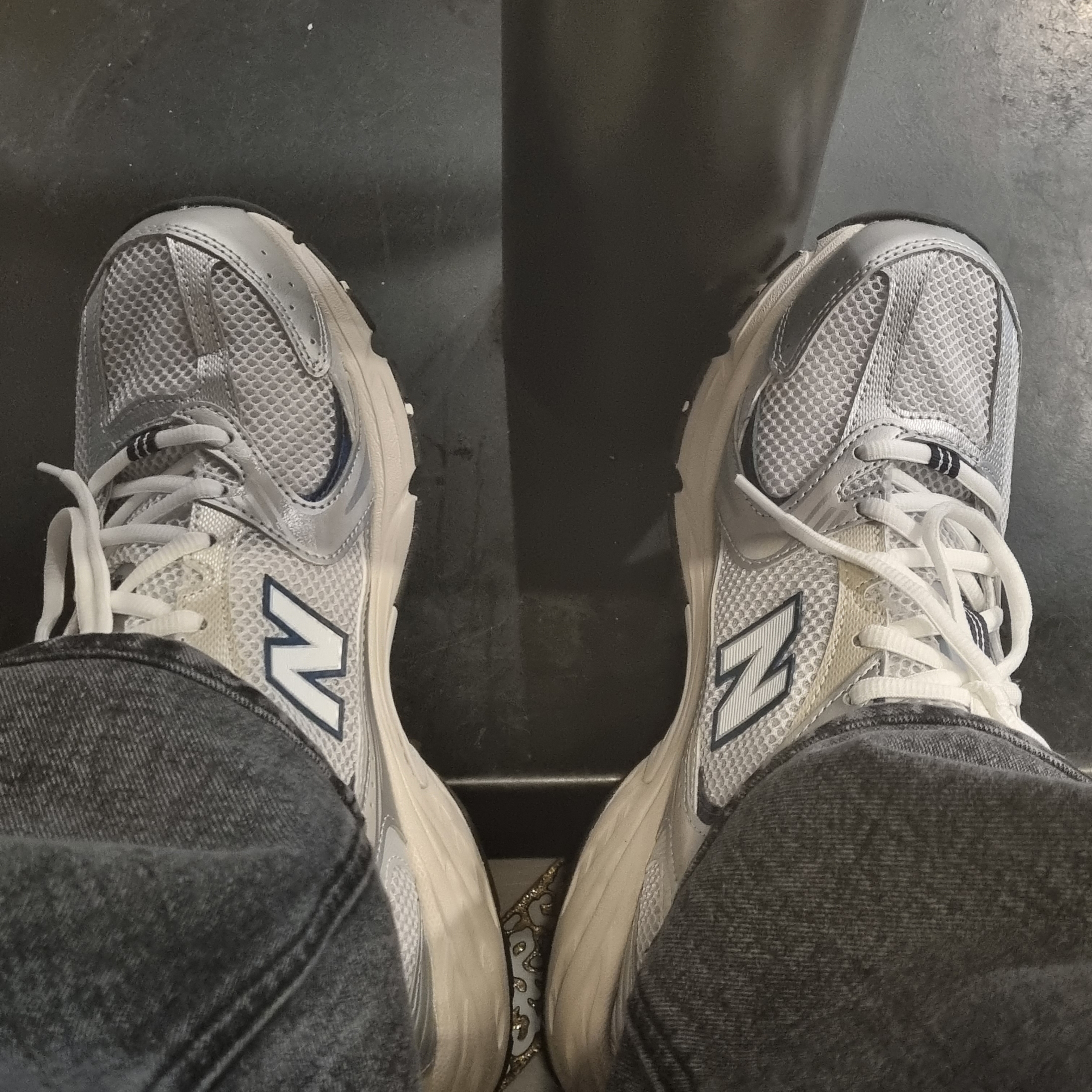 New Balance 530 Steel Grey 착용 스타일