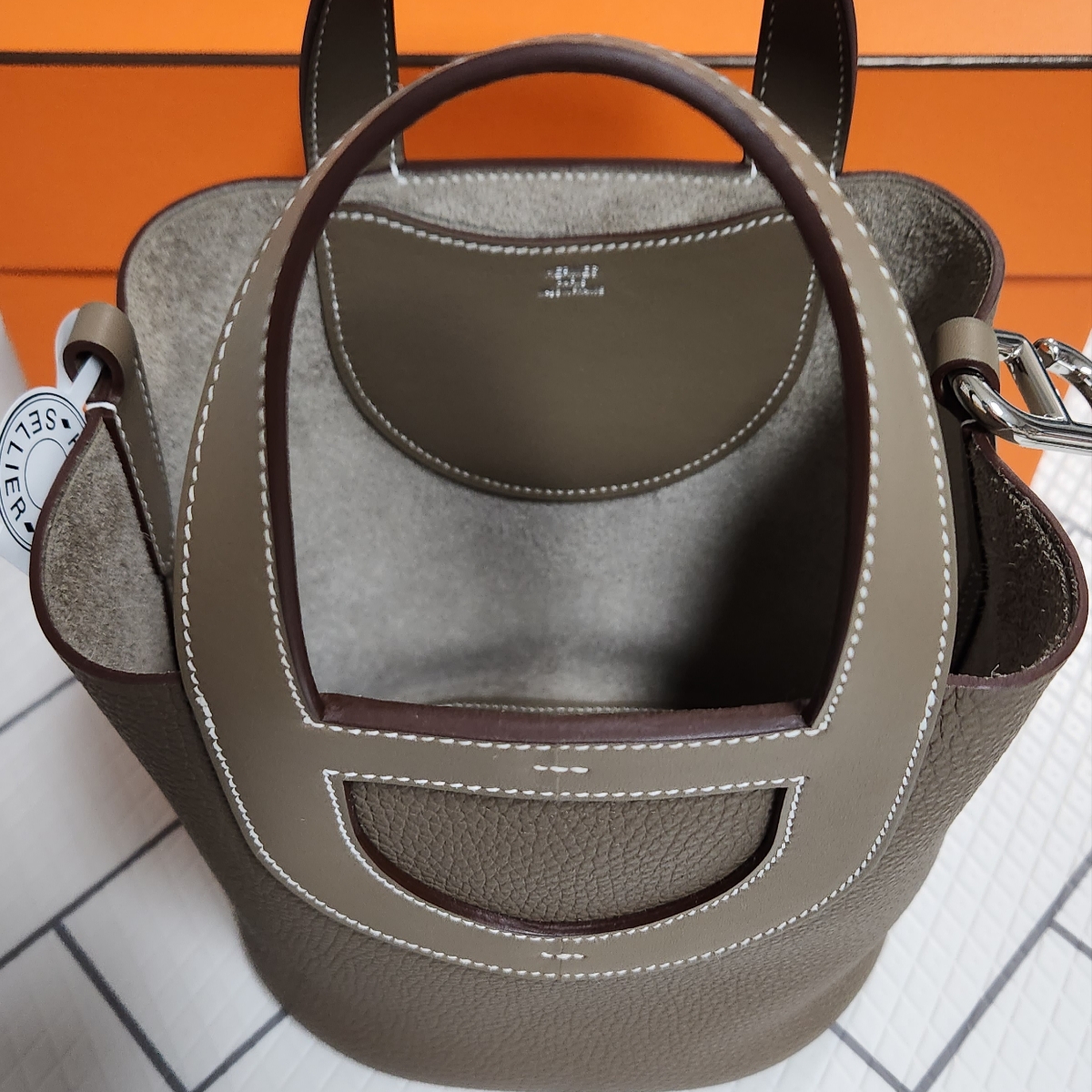 Hermes In The Loop 18 Bag Clemence Swift & Palladium Etoupe 착용 스타일