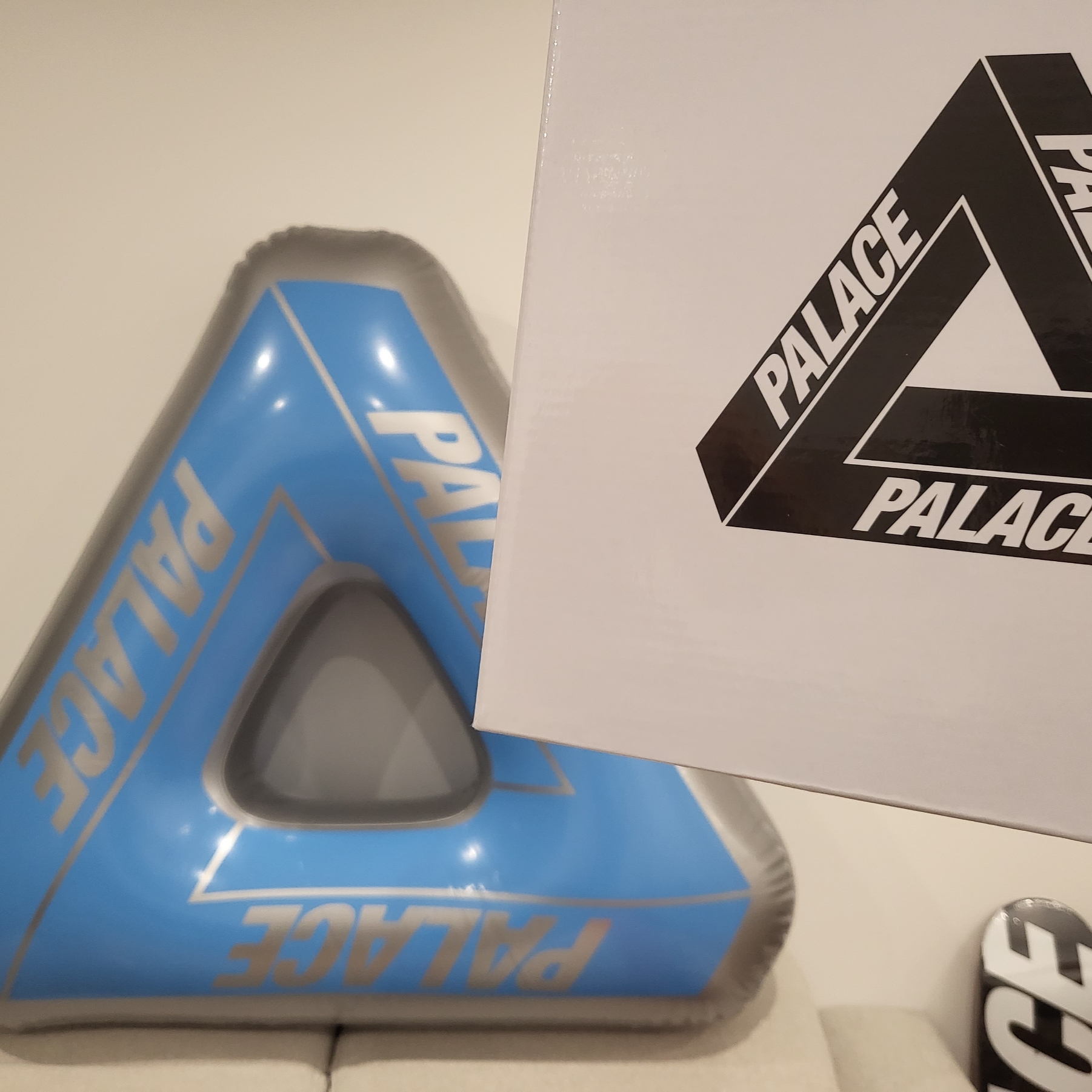 Palace Tri-Ferg Pool Float Grey Blue - 23SS 착용 스타일