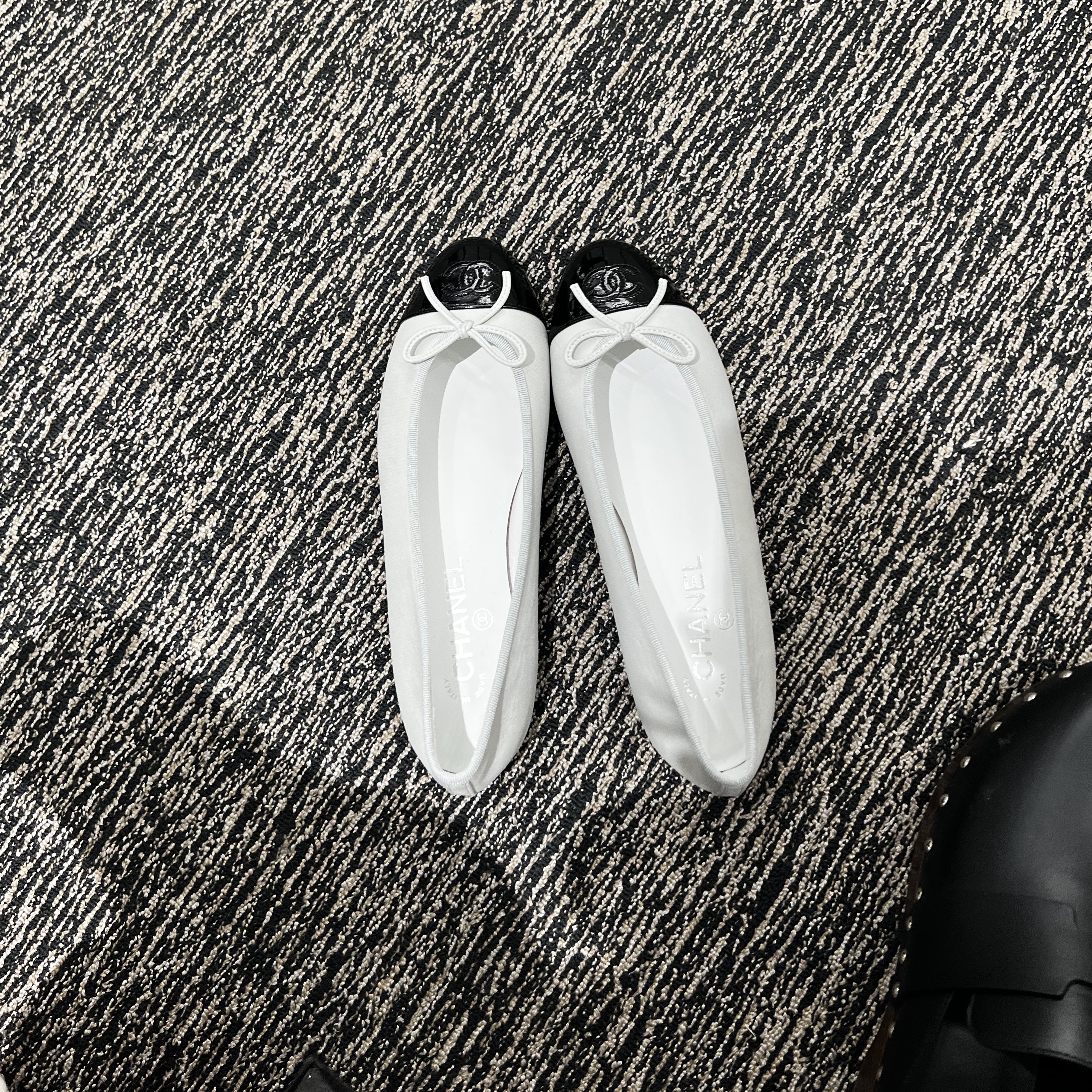 (W) Chanel Ballerina Flat Shiny Goatskin Patent Calfskin & Light Grey Black, (W) Chanel Ballerina Flat Embroidered Denim Grosgrain & Blue Black 착용 스타일 - 2