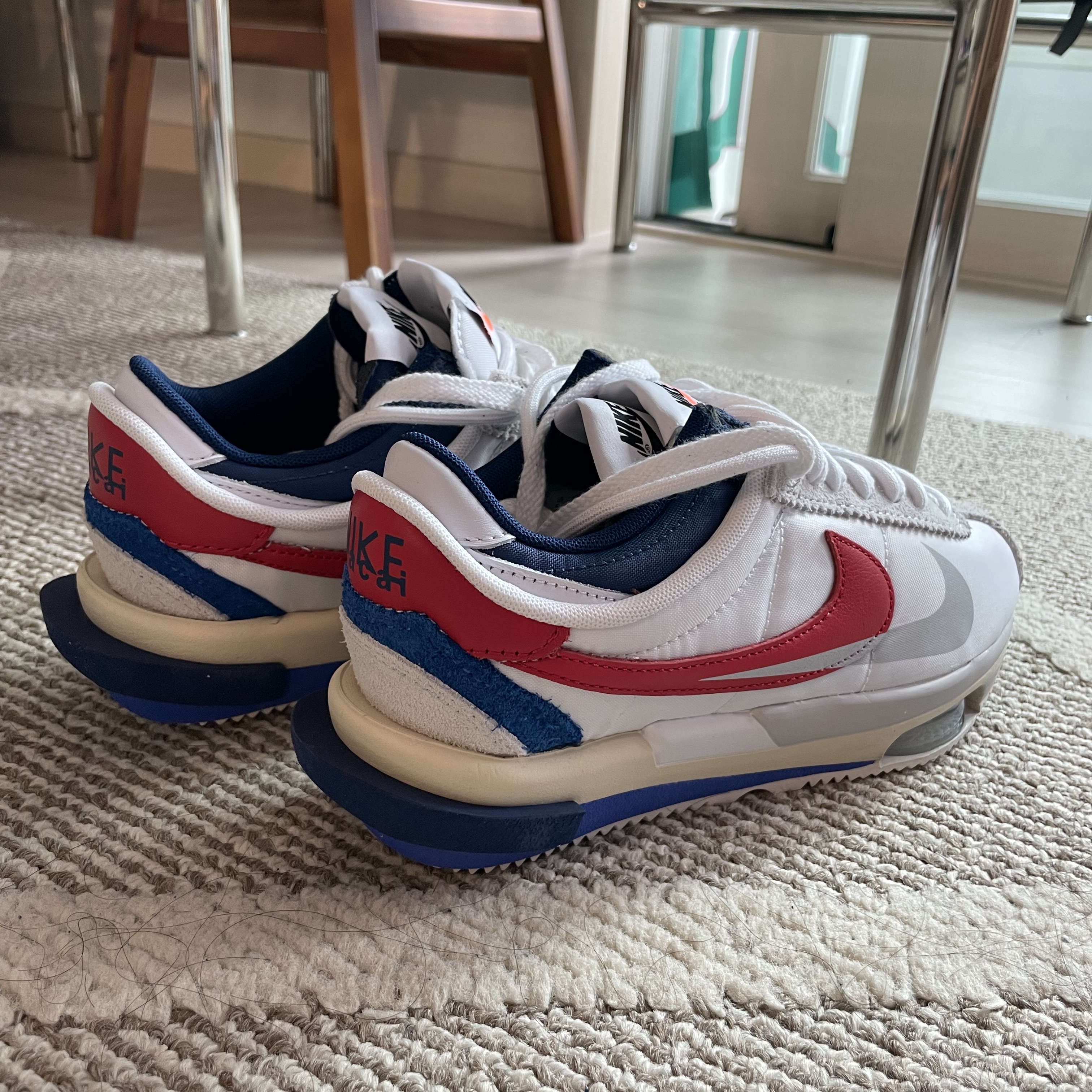 Nike x Sacai Zoom Cortez SP White and University Red 착용 스타일 - 1