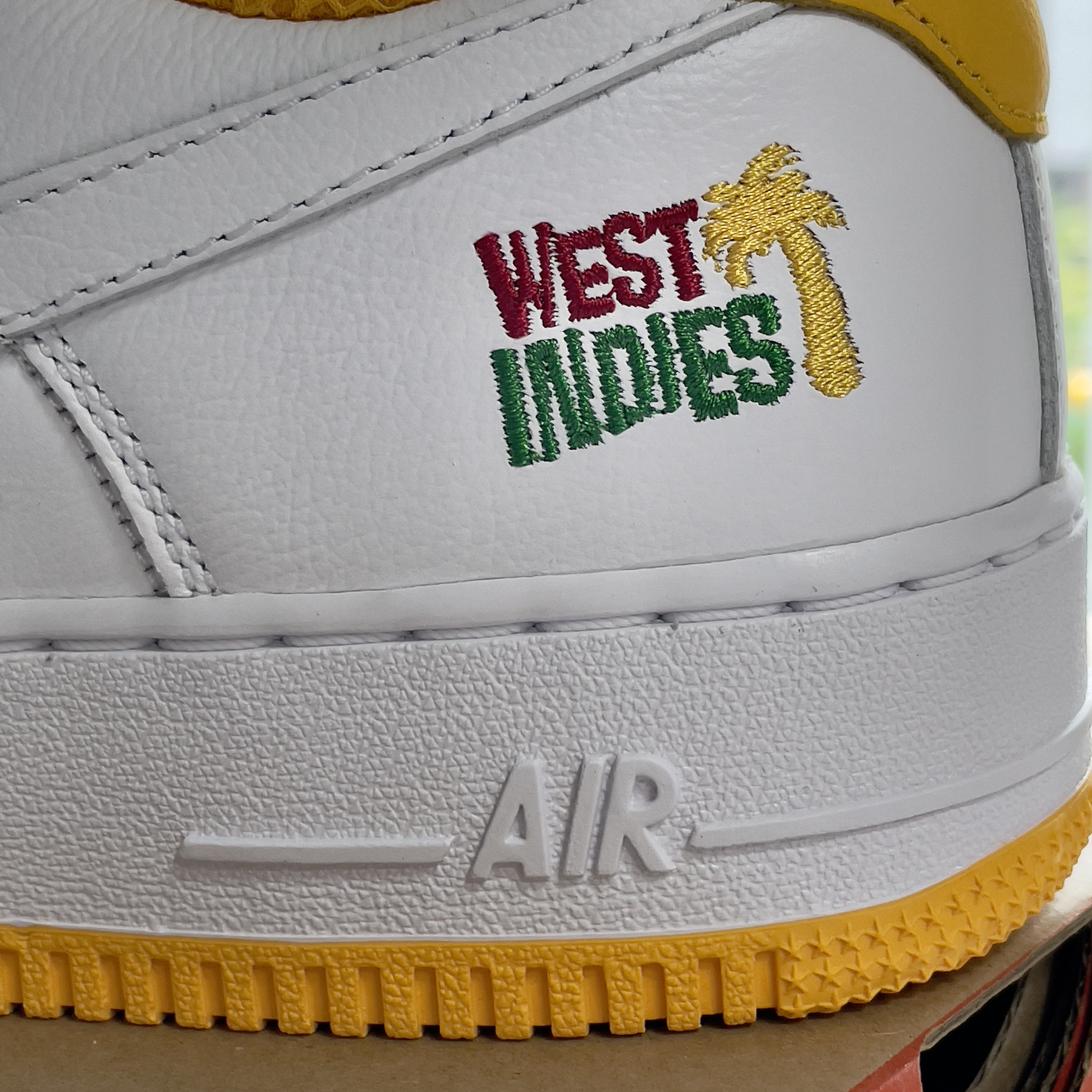Nike Air Force 1 Low Retro QS West Indies University Gold 착용 스타일 - 2