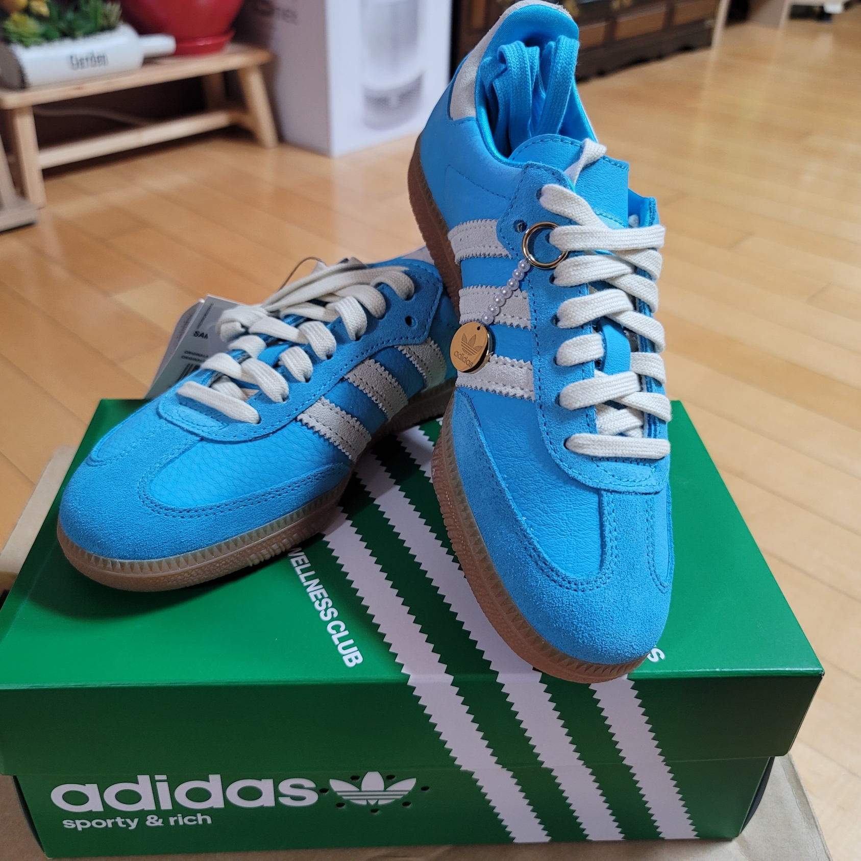 Adidas x Sporty & Rich Samba Blue Rush Cream White 착용 스타일 - 1