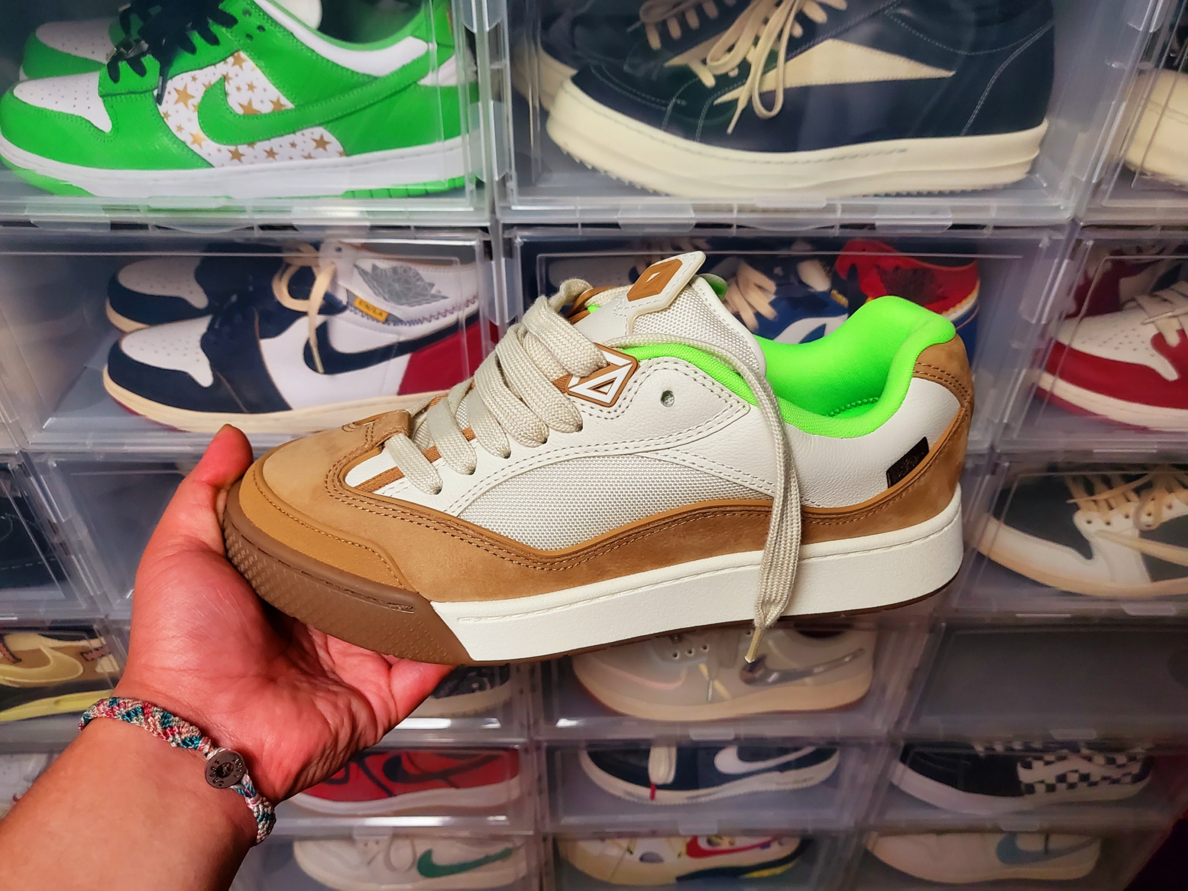 Dior x Cactus Jack B713 Sneakers Cream Coffee 착용 스타일 - 2