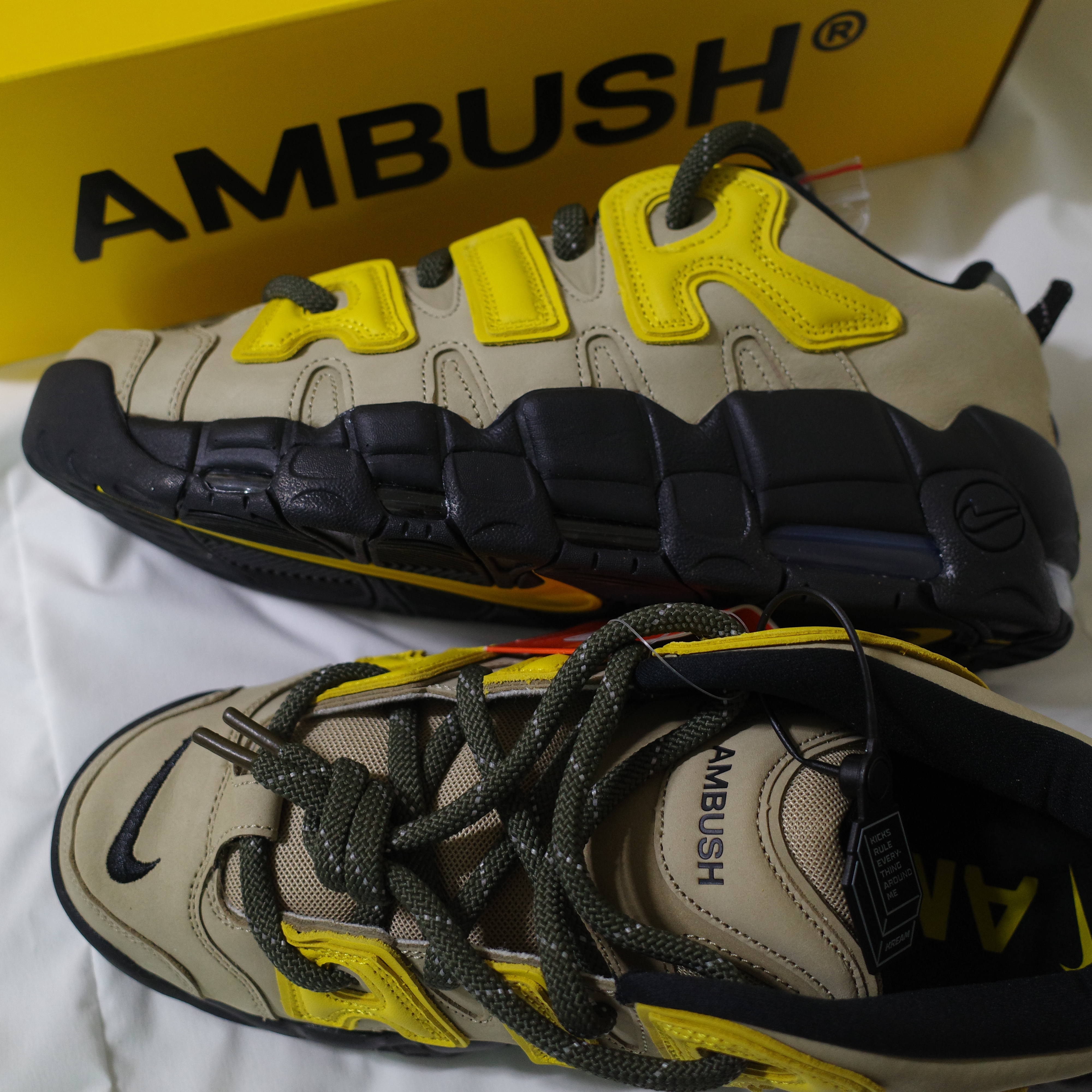 Nike x Ambush Air More Uptempo Low Vivid Sulfur and Limestone 착용 스타일 - 2