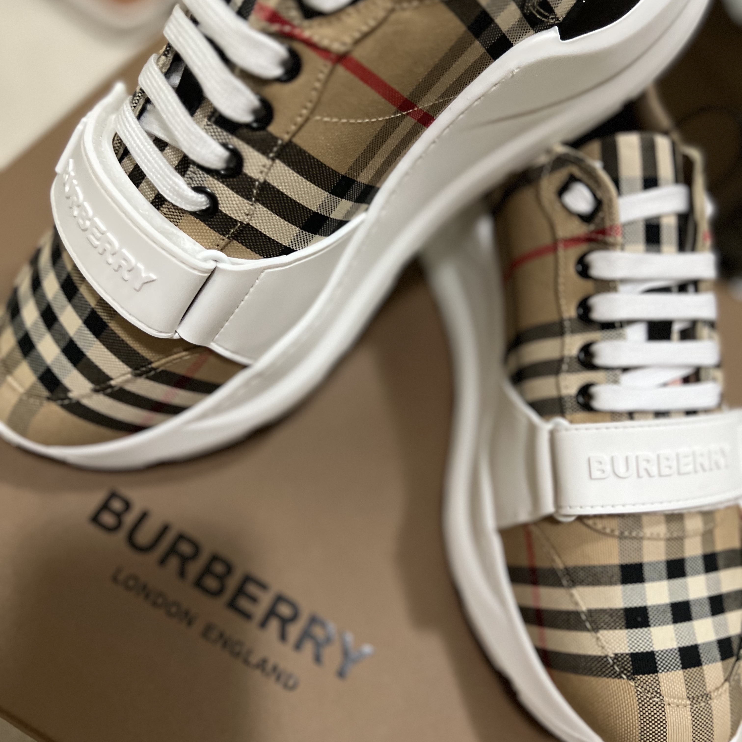 Burberry Vintage Check Suede Leather Sneakers Archive Beige 착용 스타일