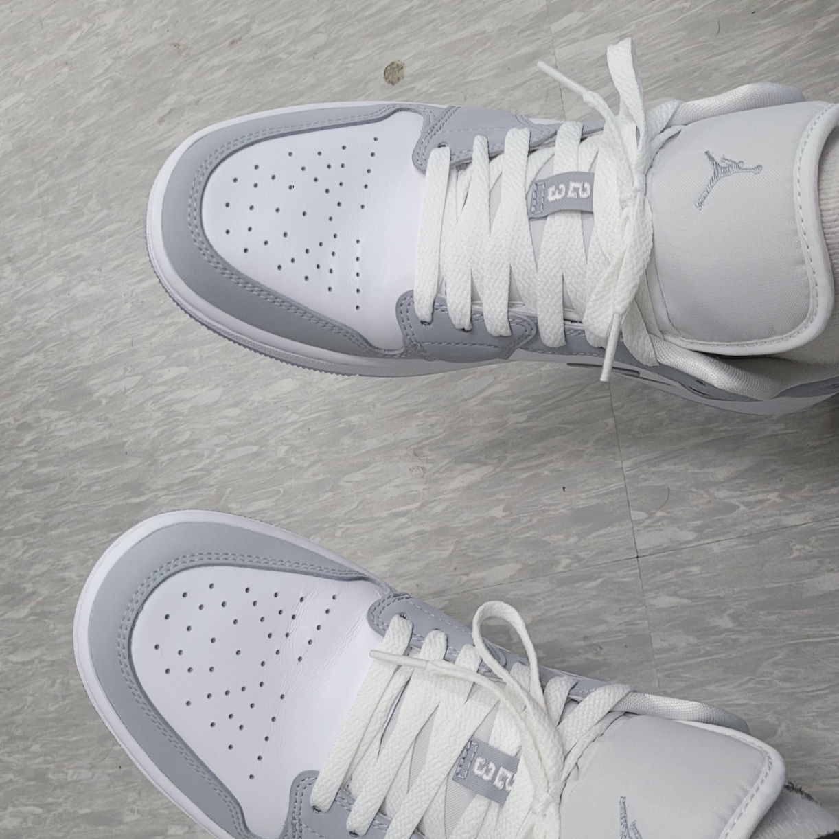 (W) Jordan 1 Low White Wolf Grey 착용 스타일 - 1