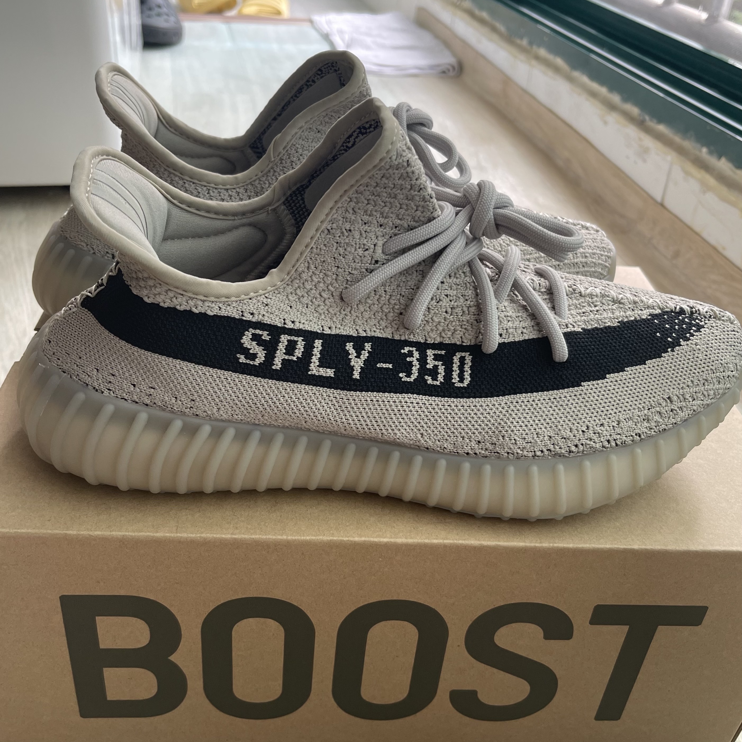 Adidas Yeezy Boost 350 V2 Slate Core Black 2022/2023 착용 스타일 - 2