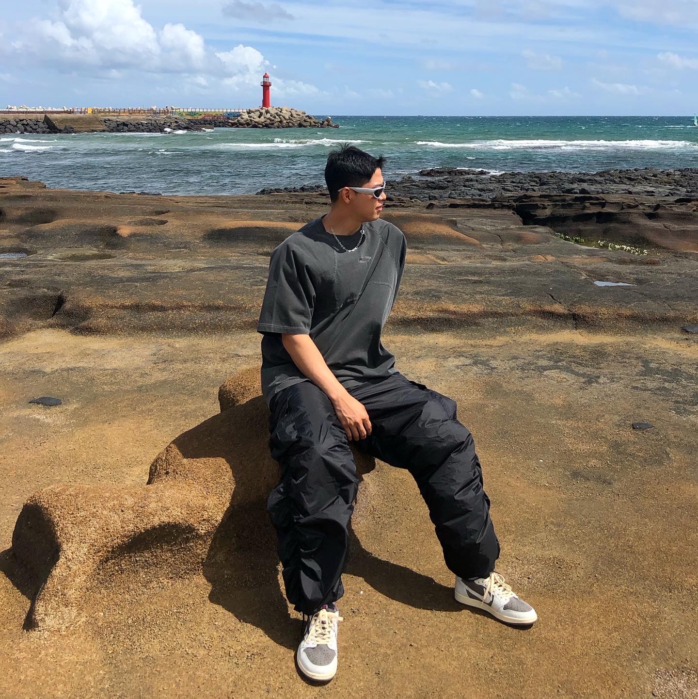 Jordan 1 x Travis Scott Retro Low OG SP Sail and Ridgerock 착용 스타일