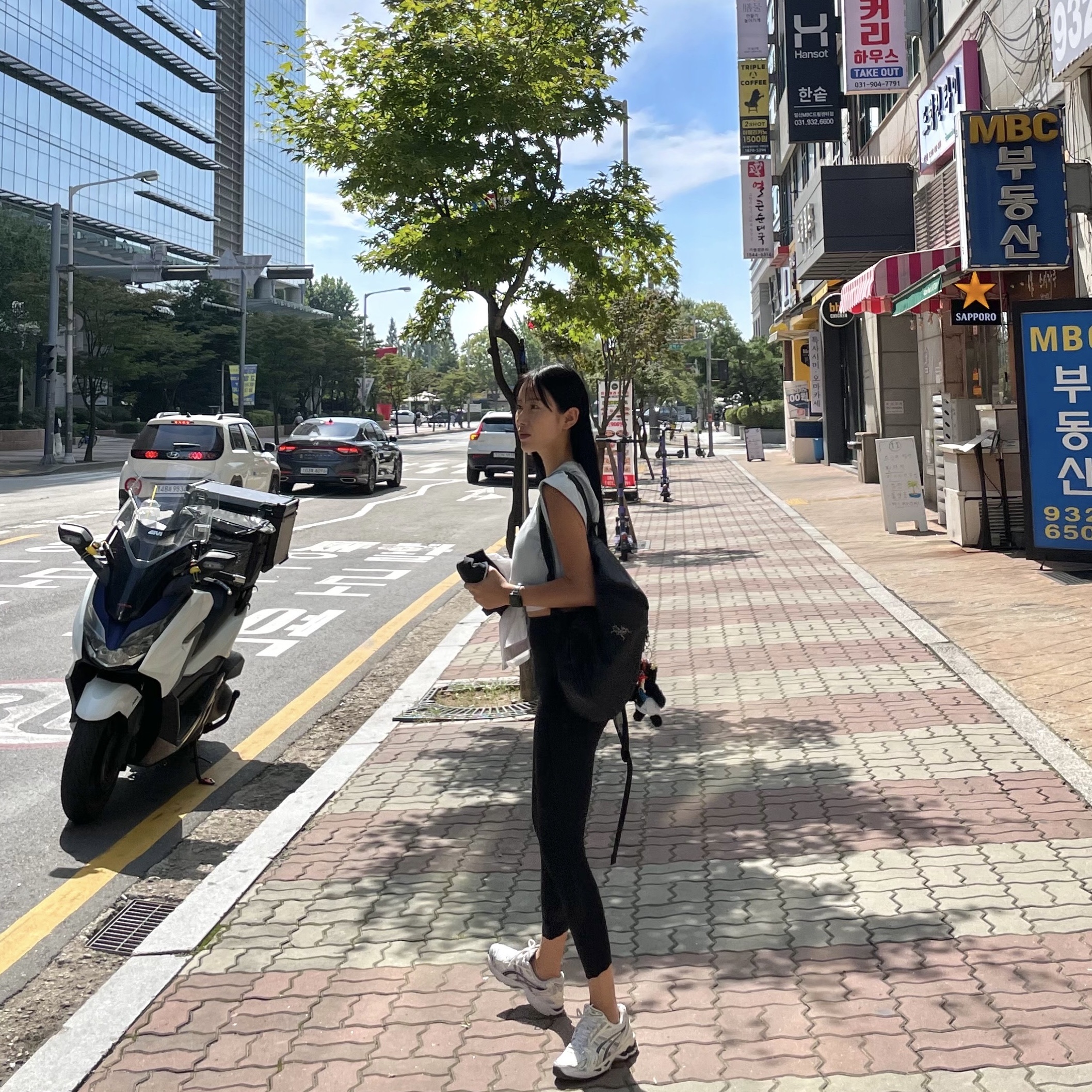 Arc'teryx Heliad 15 Backpack Black, (W) Asics Gel-Kayano 14 White Midnight 착용 스타일 - 1
