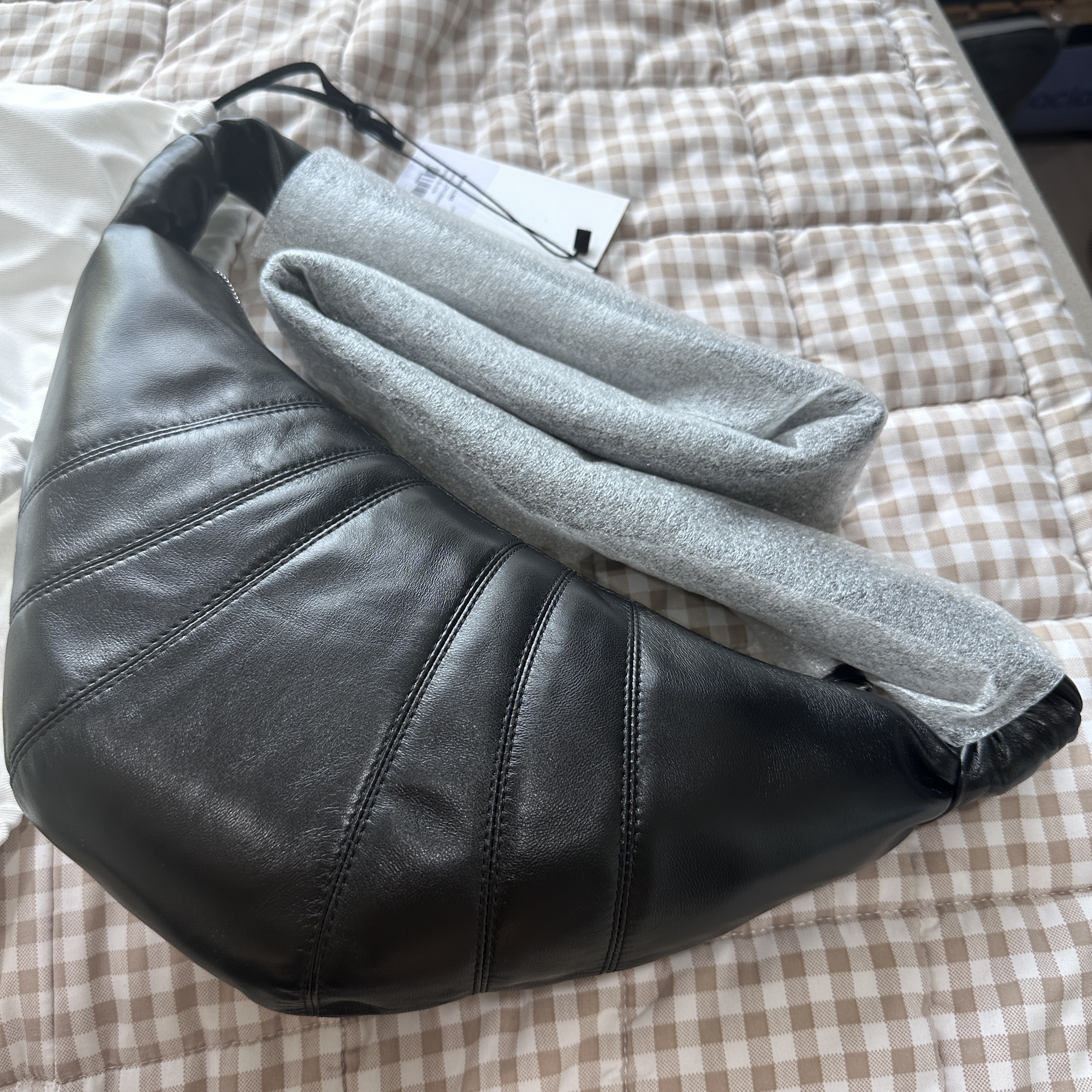Lemaire Small Croissant Bag Soft Nappa Leather Black 착용 스타일 - 1