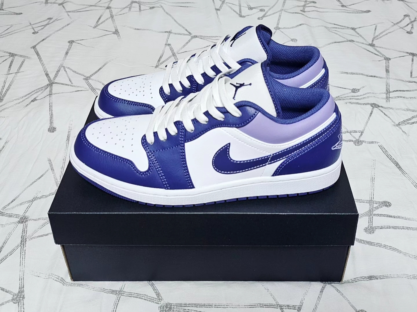 Jordan 1 Low Sky J Purple White 착용 스타일 - 2