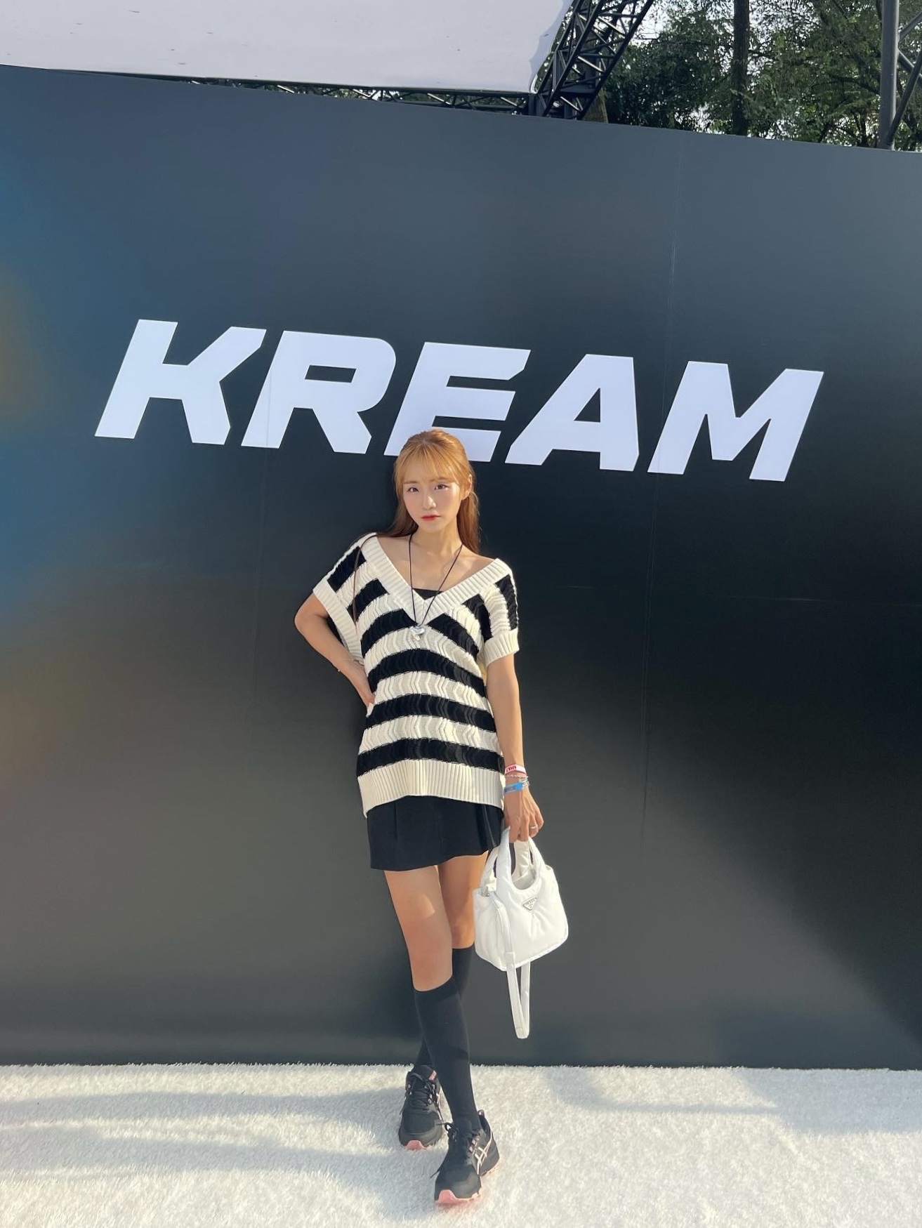 (W) Asics Gel-Venture 8 Black Frosted Rose, Prada Soft Padded Re-Nylon Mini Bag White 착용 스타일 - 3