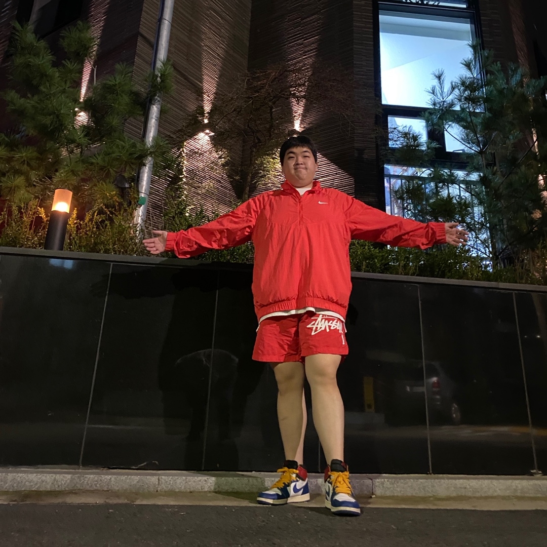 Nike x Stussy Windrunner Jacket Habanero Red, Nike x Stussy Water Shorts Habanero Red 착용 스타일