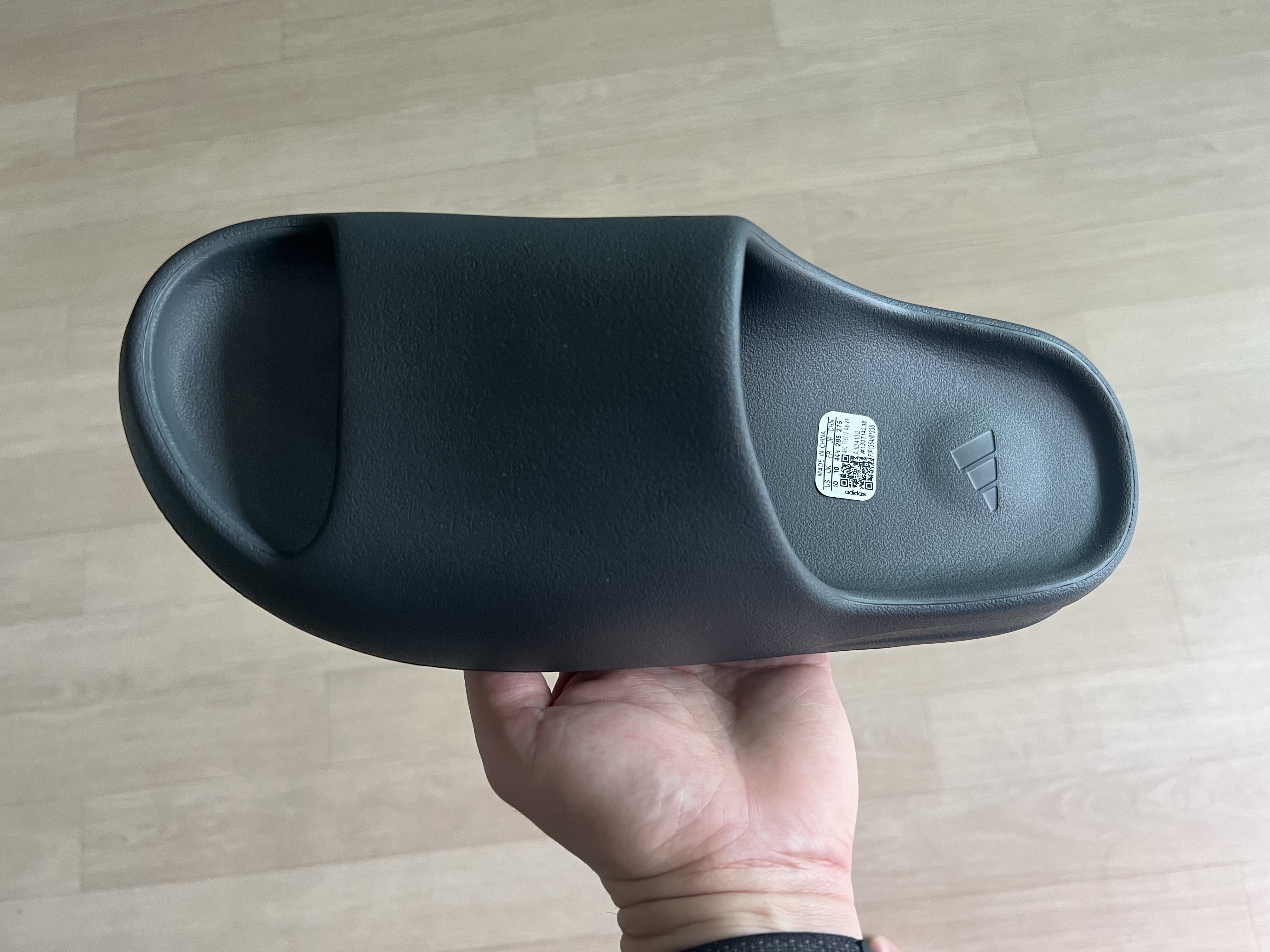 Adidas Yeezy Slide Slate Grey 착용 스타일