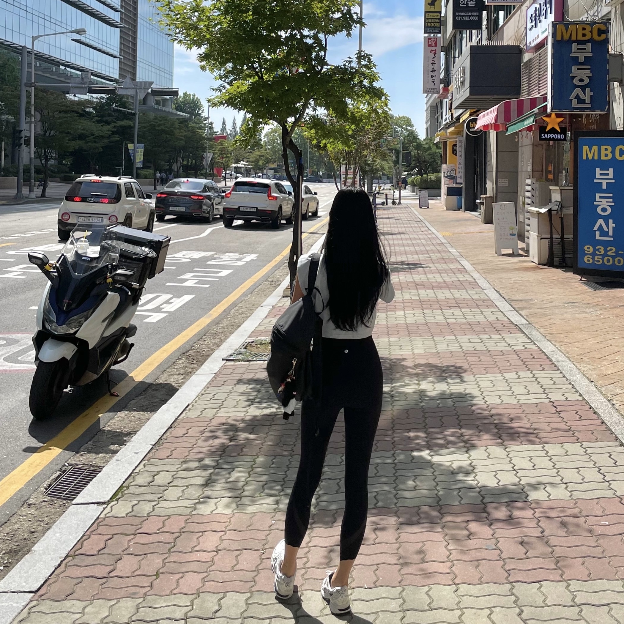 Arc'teryx Heliad 15 Backpack Black, (W) Asics Gel-Kayano 14 White Midnight 착용 스타일 - 2