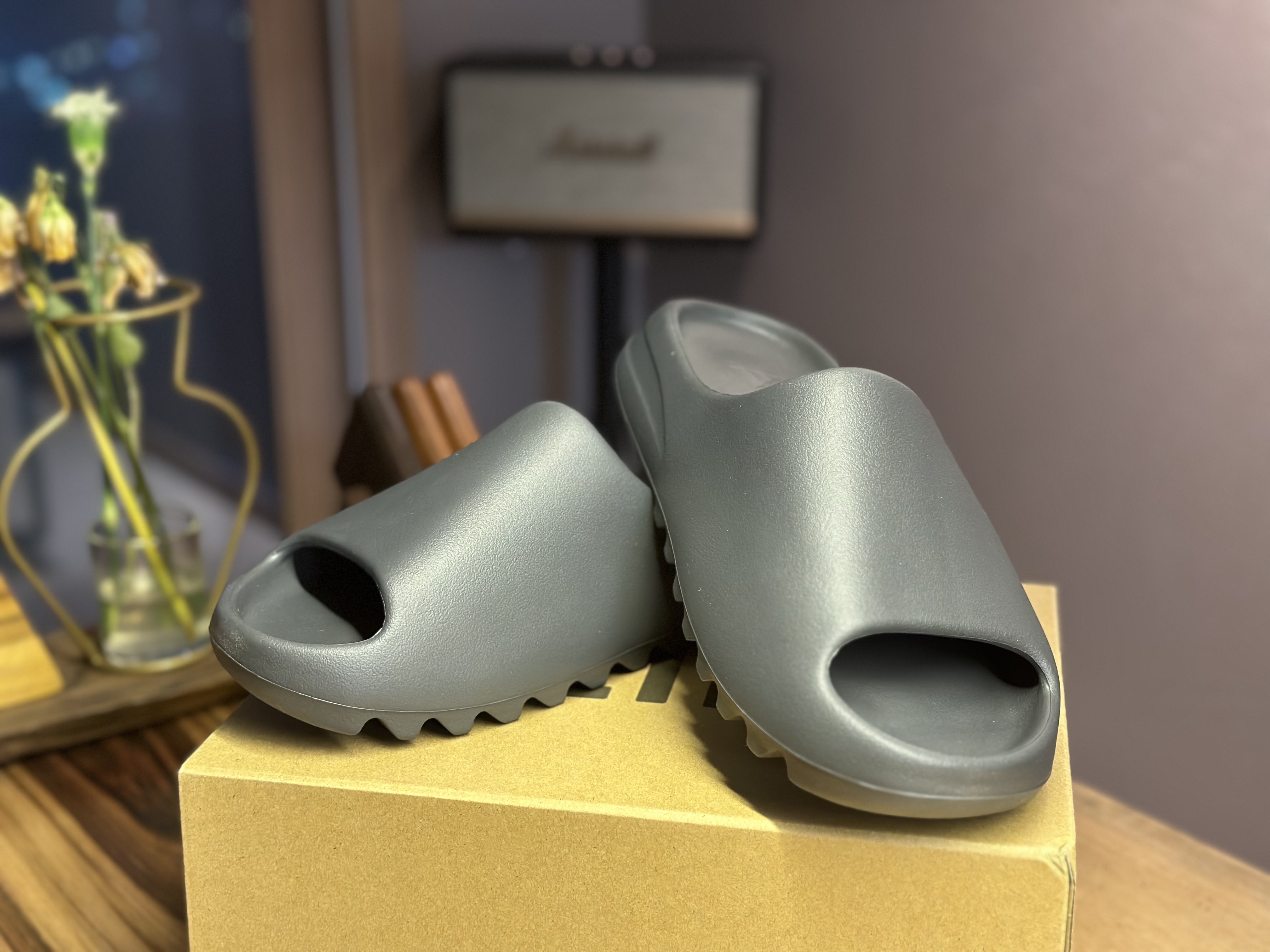 Adidas Yeezy Slide Granite 착용 스타일 - 1