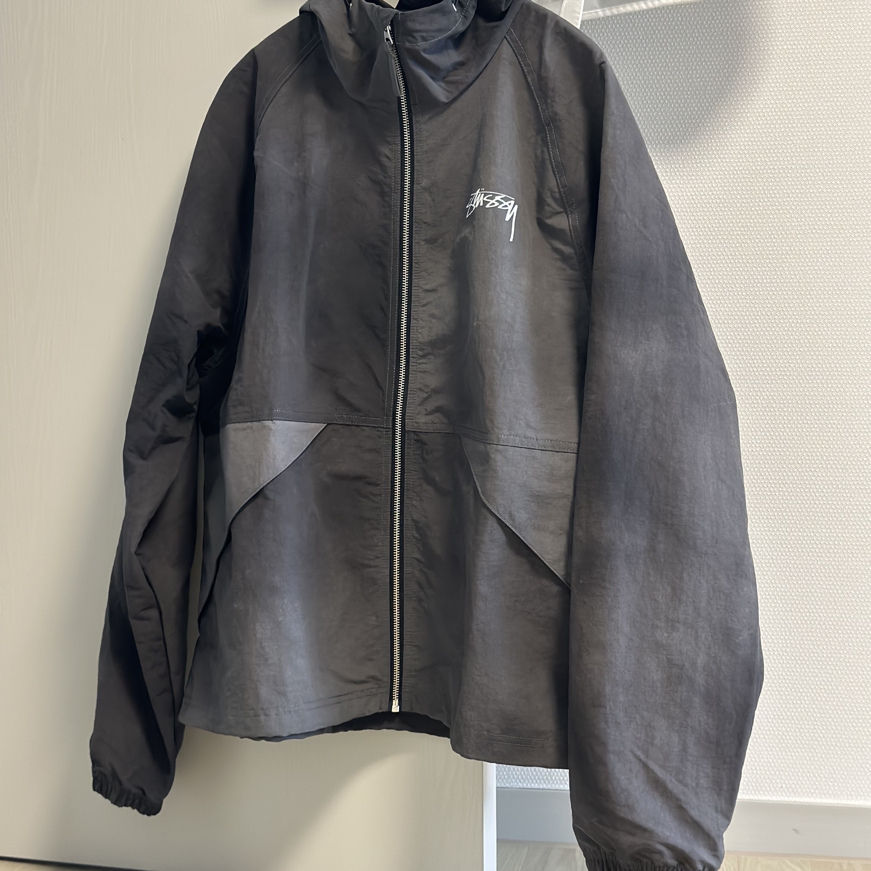 Stussy Overdyed Zip Work Jacket Black, Stussy Wave Dye Beach Shell Jacket Black 착용 스타일 - 2