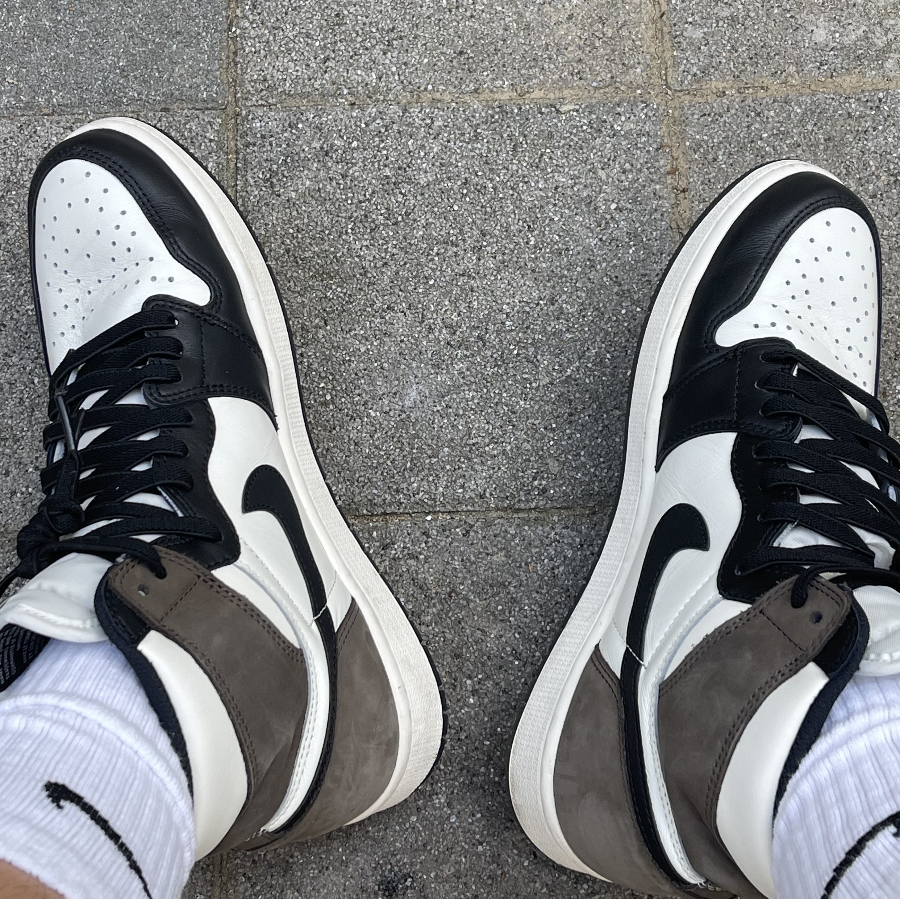 Jordan 1 Retro High OG Black Mocha 착용 스타일