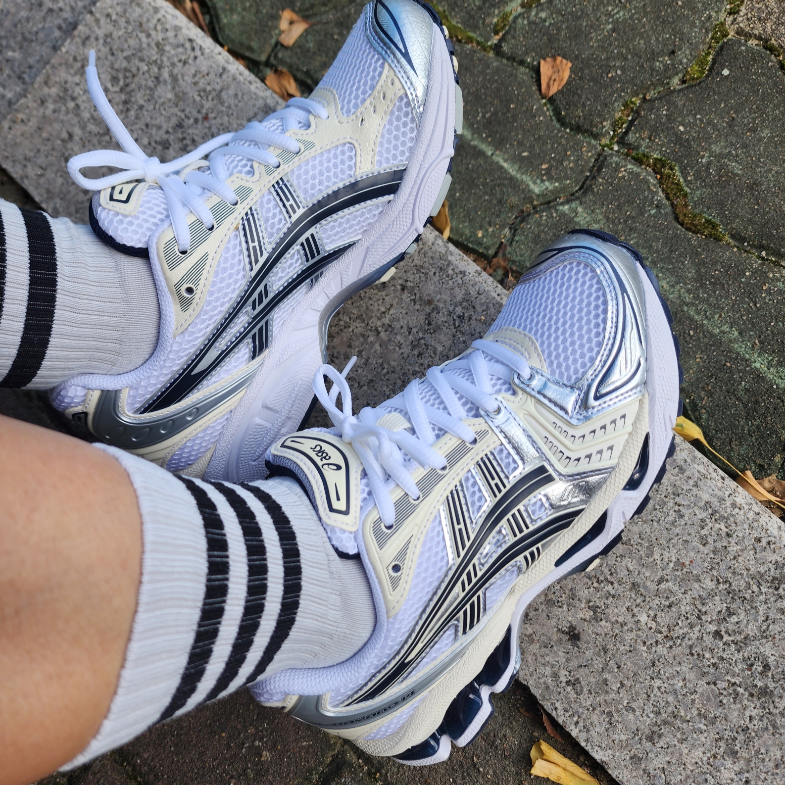 (W) Asics Gel-Kayano 14 White Midnight 착용 스타일 - 3