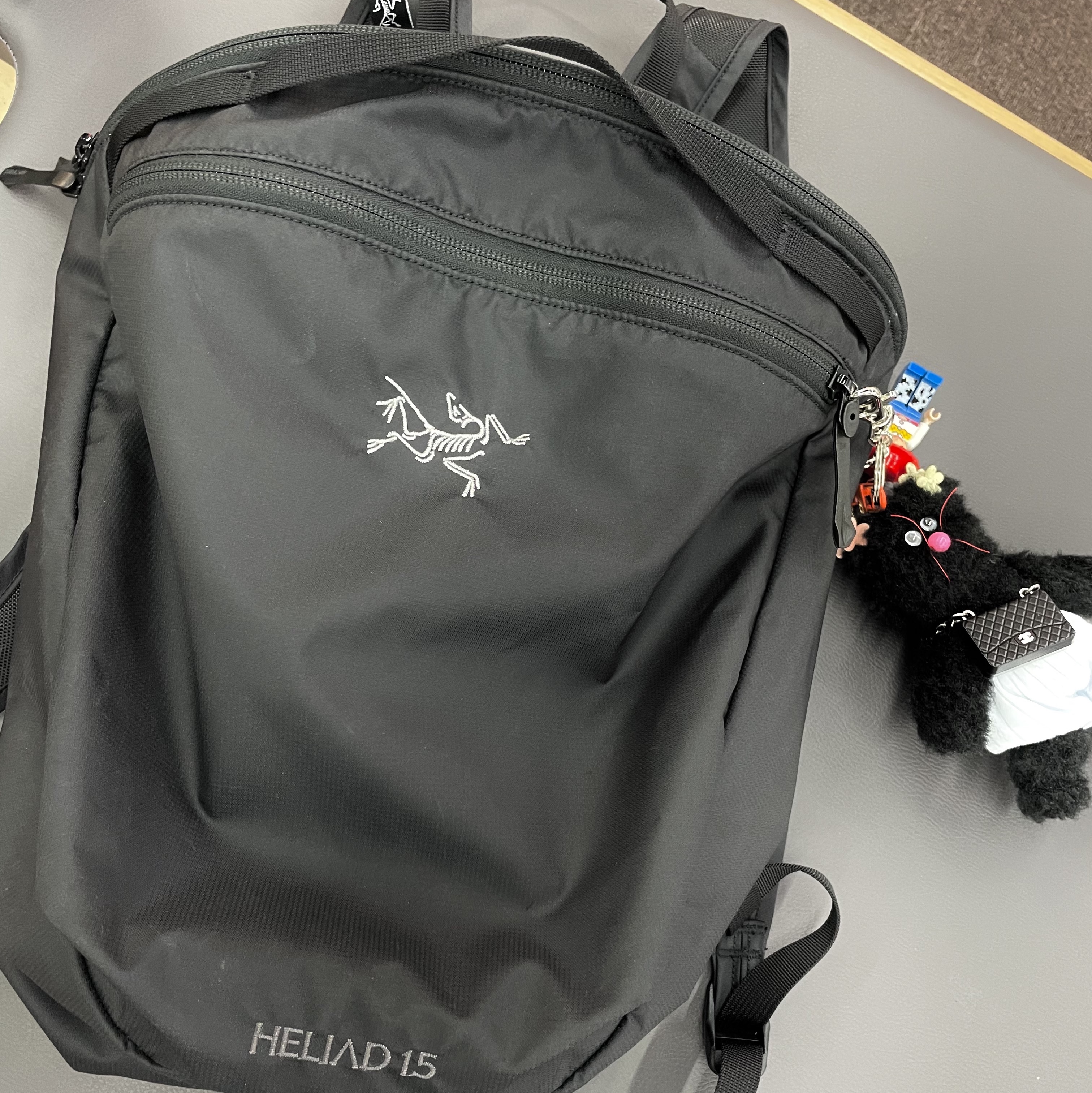 Arc'teryx Heliad 15 Backpack Black, (W) Asics Gel-Kayano 14 White Midnight 착용 스타일 - 3