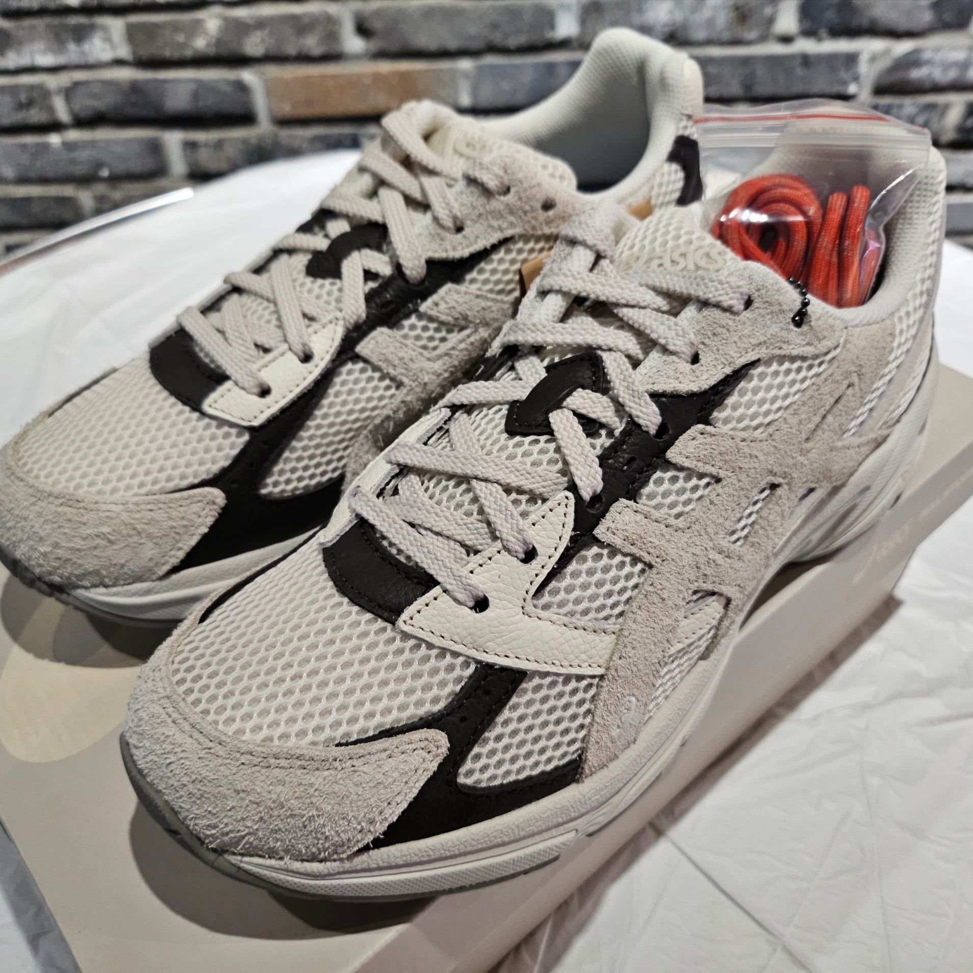 Asics Gel-Kayano Legacy White Black, Asics x Hal Studios Gel-1130 MK-III Glacier 착용 스타일 - 2