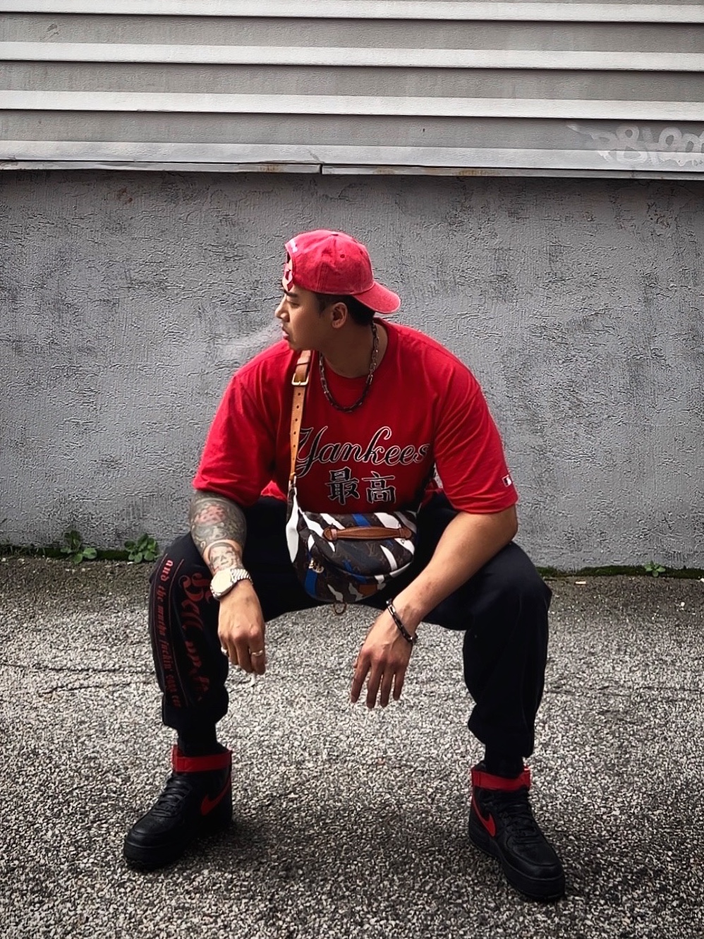 Supreme Pigment Canvas S Logo 6-Panel Red - 23SS, Supreme x MLB Kanji Teams T-Shirt Yankees Red - 22FW 착용 스타일 - 3