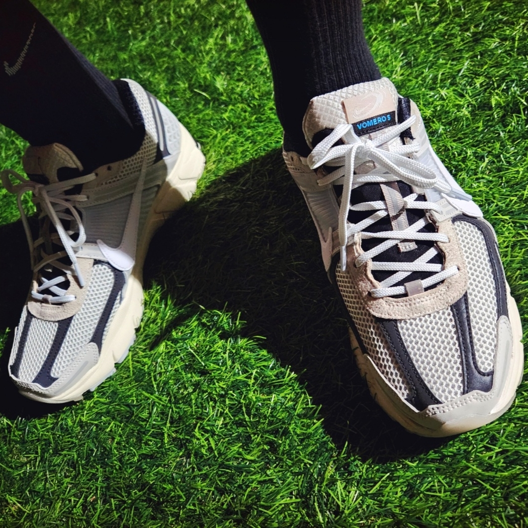 Nike Zoom Vomero 5 Light Bone and Black 착용 스타일 - 4