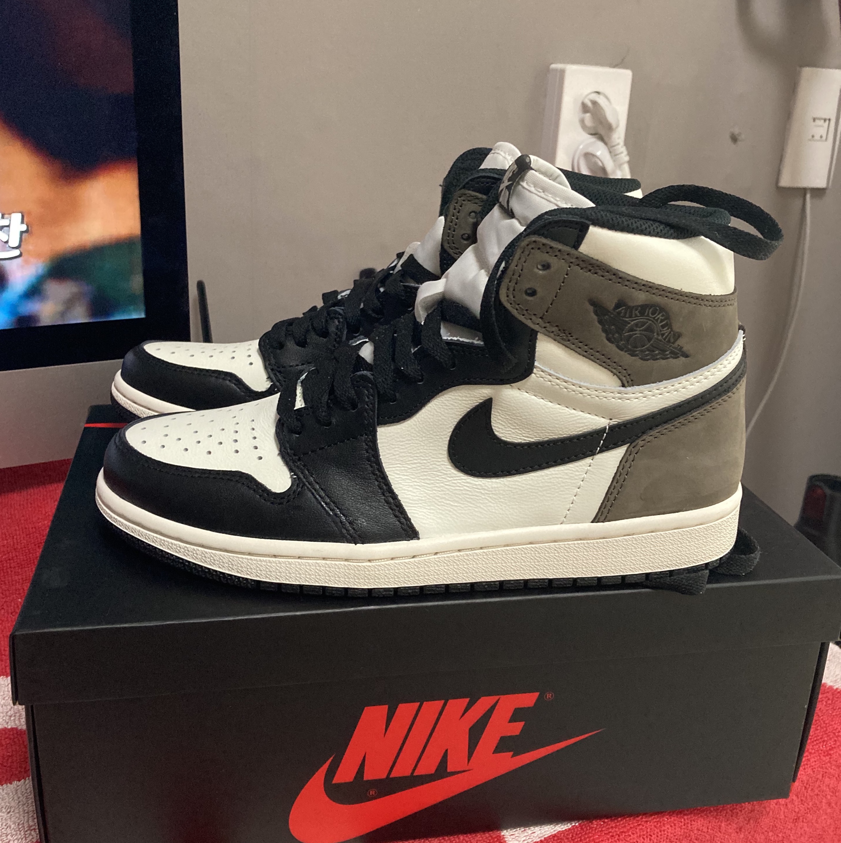 Jordan 1 Retro High OG Black Mocha 착용 스타일
