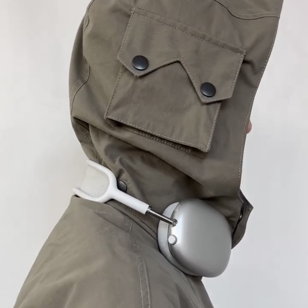 Full of Ssun Multi Pocket Hood Jacket Light Khaki, Apple AirPods Max Lightning Silver (Korean Ver.) 착용 스타일 - 1