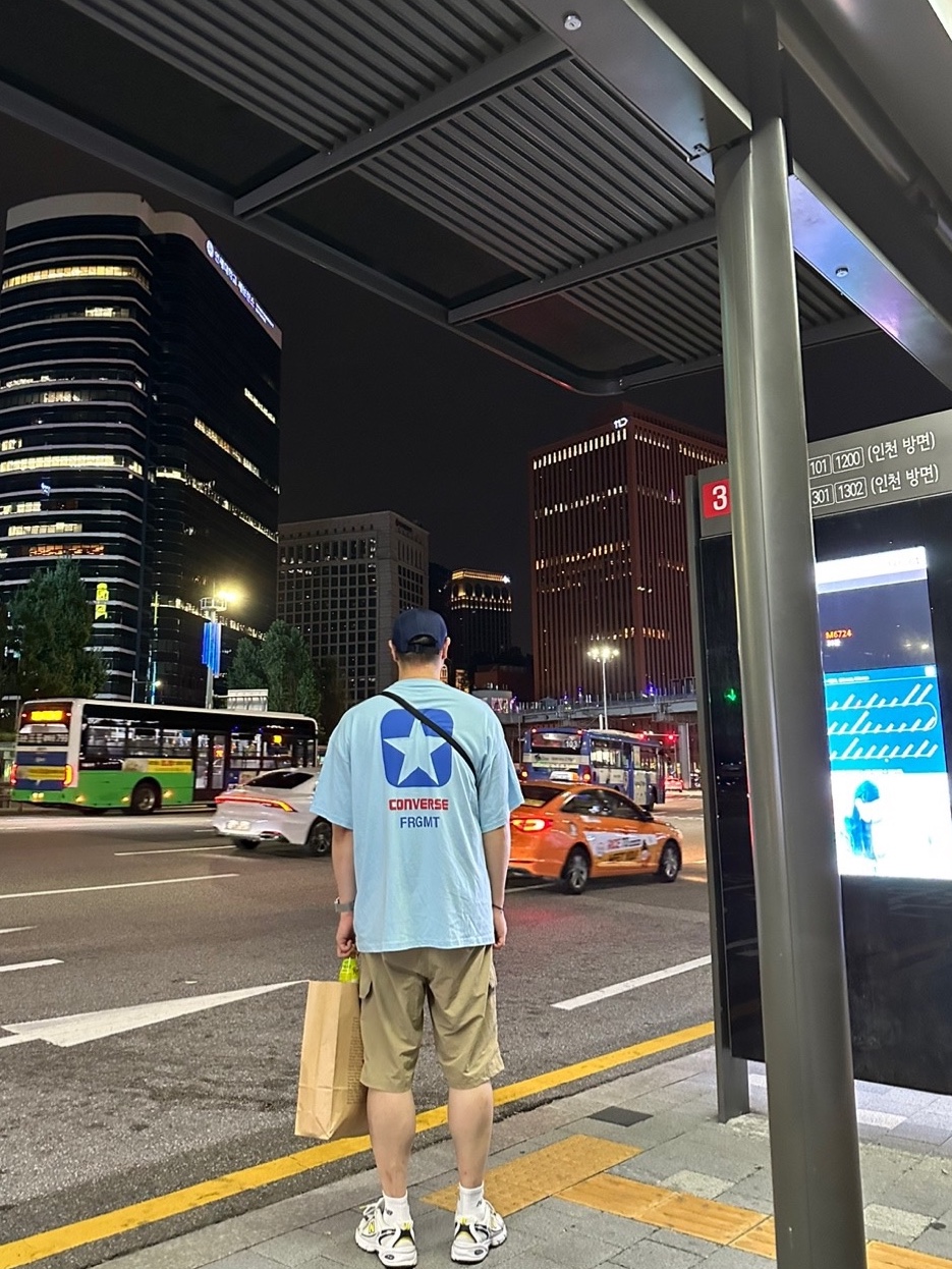 Converse x Fragment T-Shirt Blue, Arc'teryx Mantis 2 Waistpack 24K Black 착용 스타일