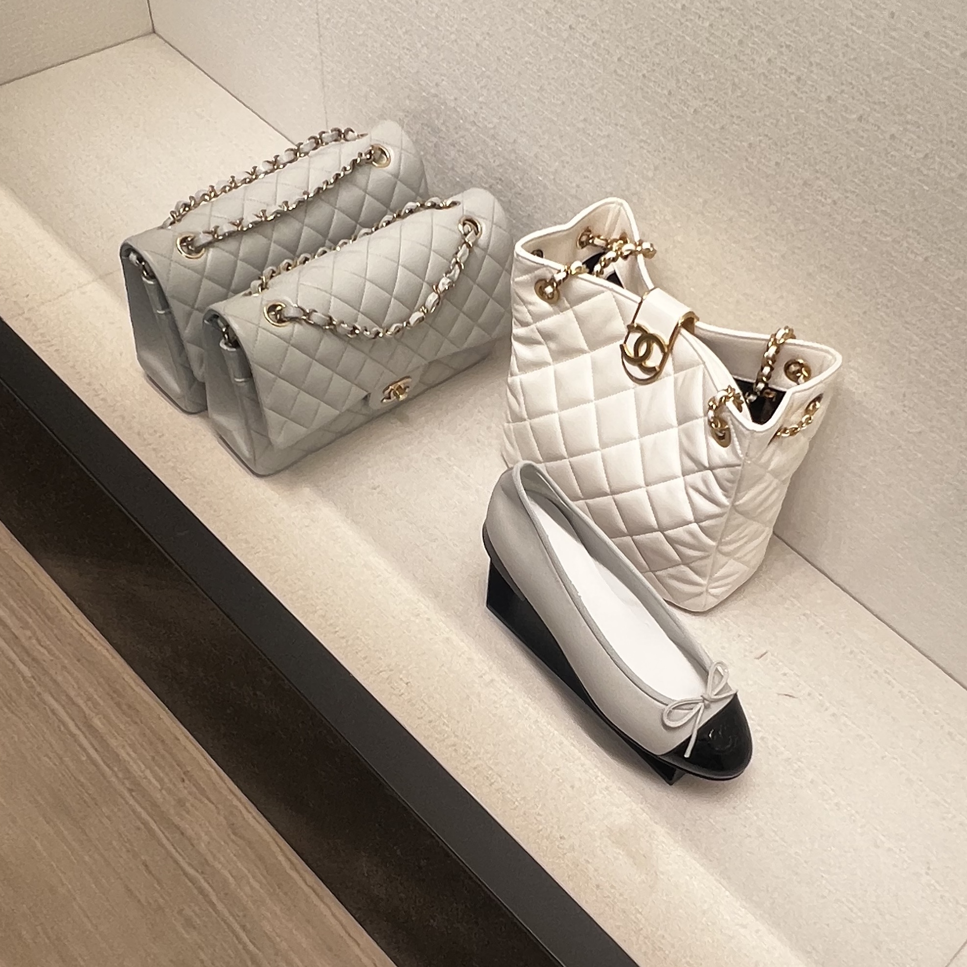 (W) Chanel Ballerina Flat Shiny Goatskin Patent Calfskin & Light Grey Black, (W) Chanel Ballerina Flat Embroidered Denim Grosgrain & Blue Black 착용 스타일 - 1