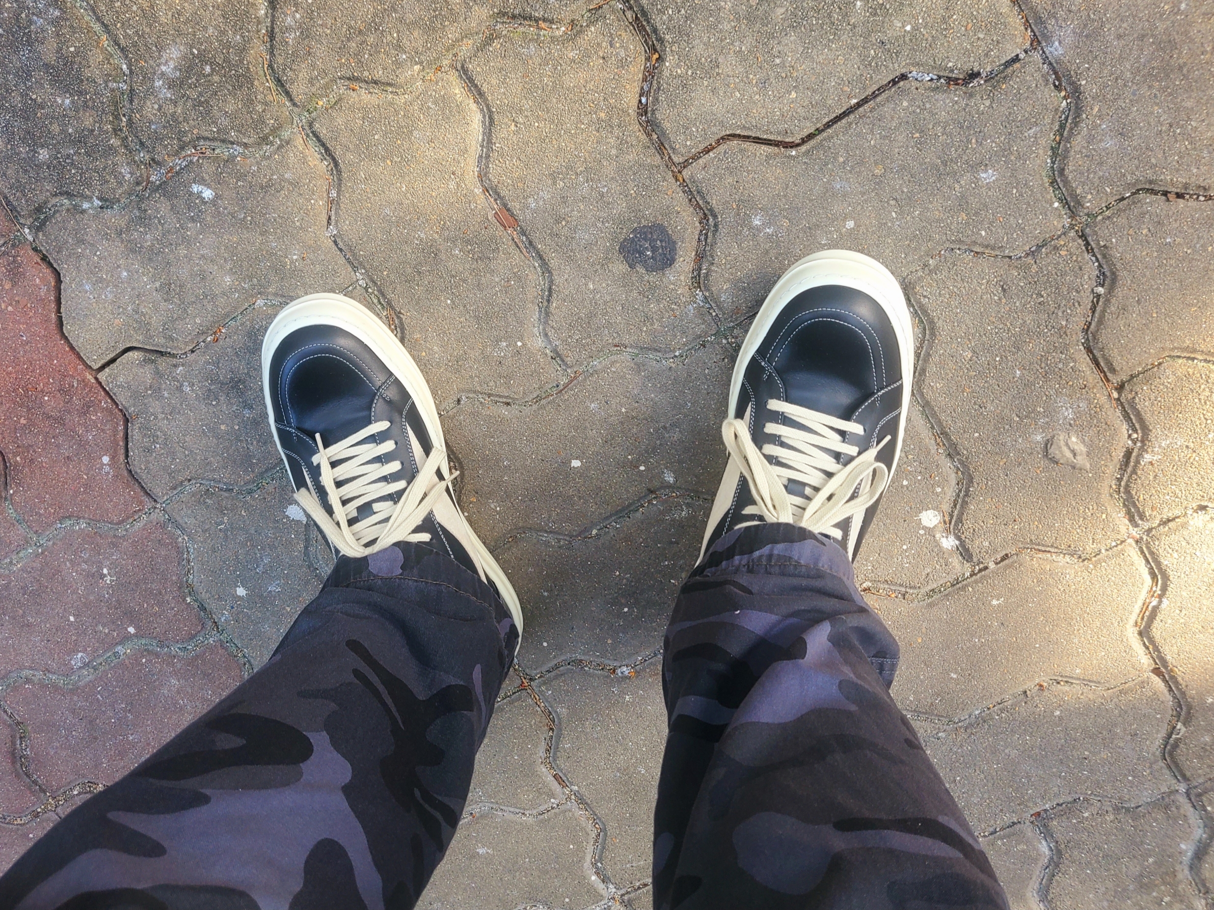 Rick Owens Luxor Vintage Sneakers Black Milk 착용 스타일 - 3