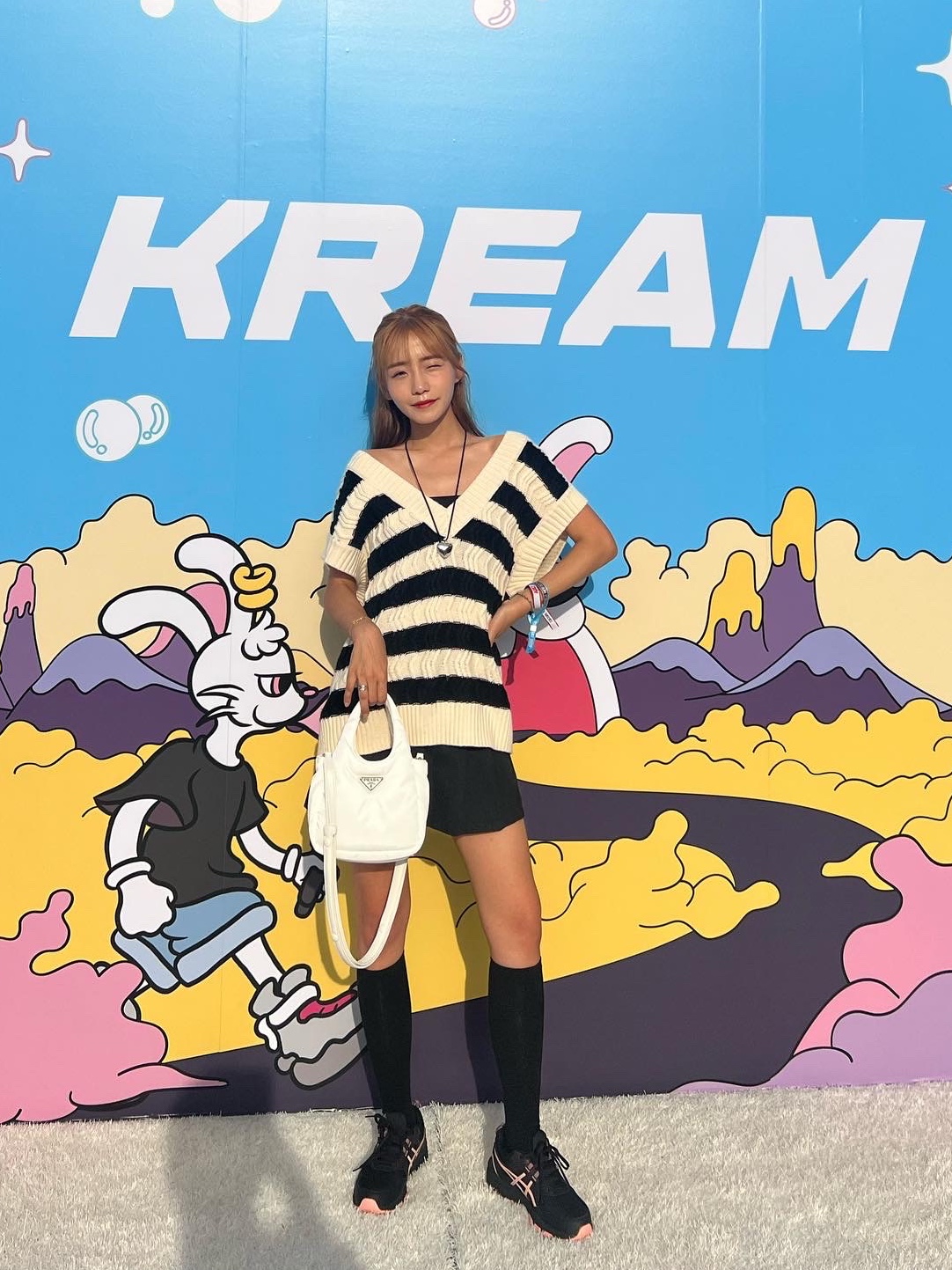 (W) Asics Gel-Venture 8 Black Frosted Rose, Prada Soft Padded Re-Nylon Mini Bag White 착용 스타일 - 1