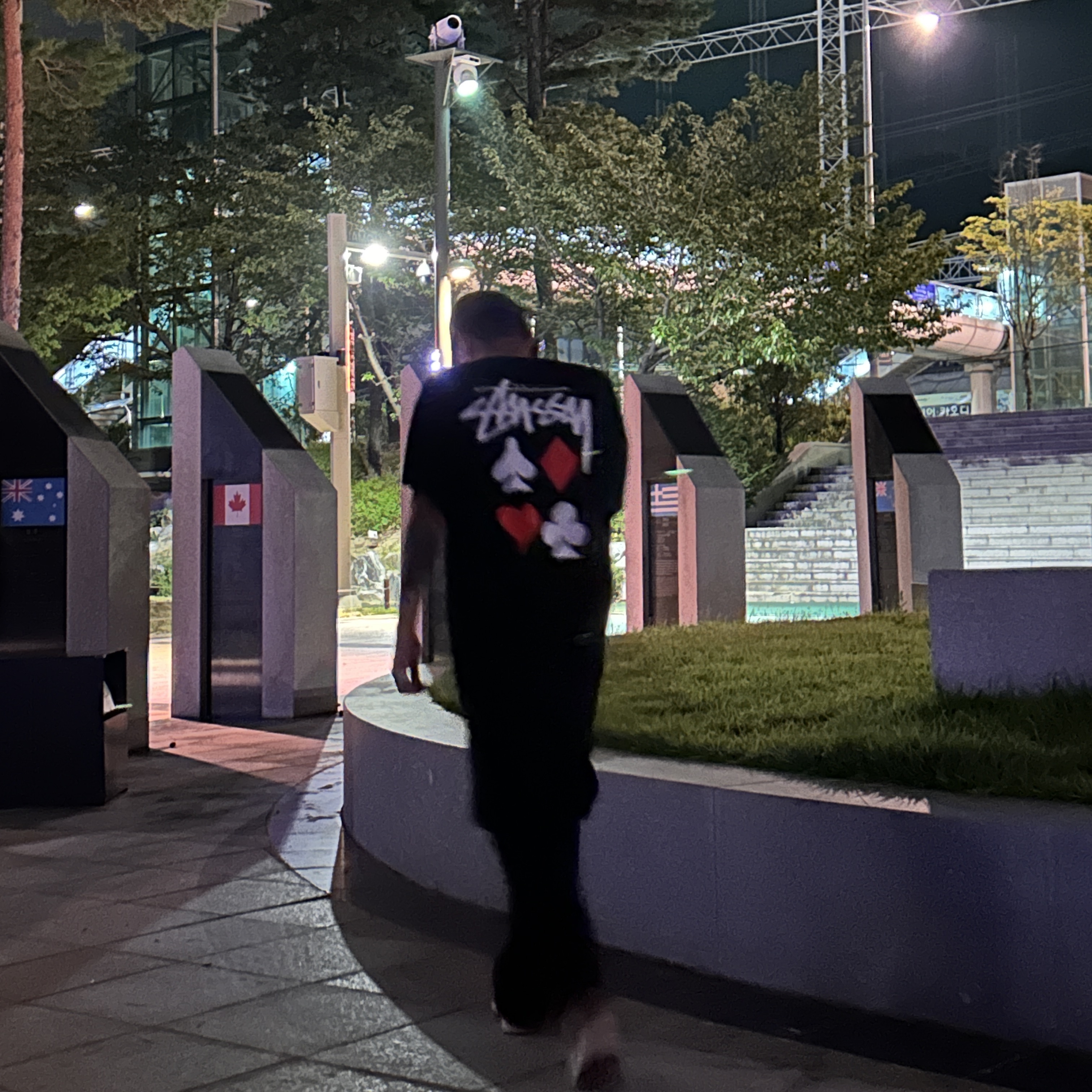Stussy Full Deck 2 T-Shirt Black, Jordan 1 Retro High OG Bred Toe 착용 스타일