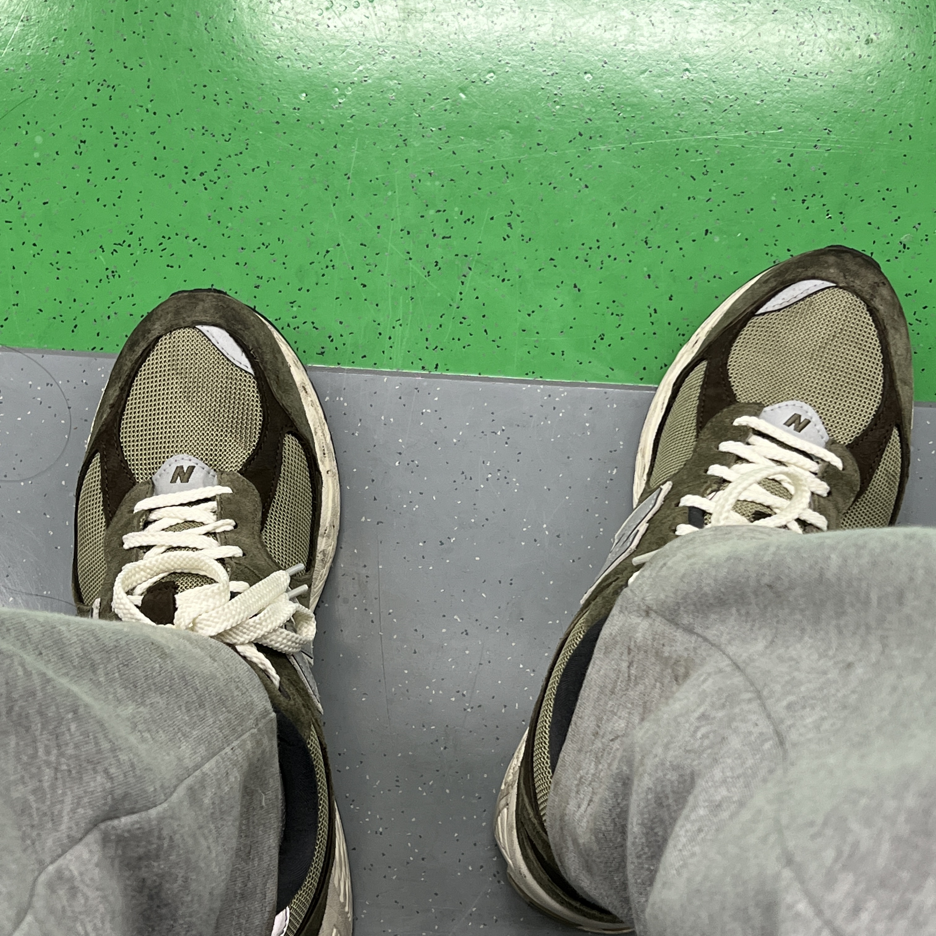 New Balance 2002R Special Vintage Khaki 착용 스타일