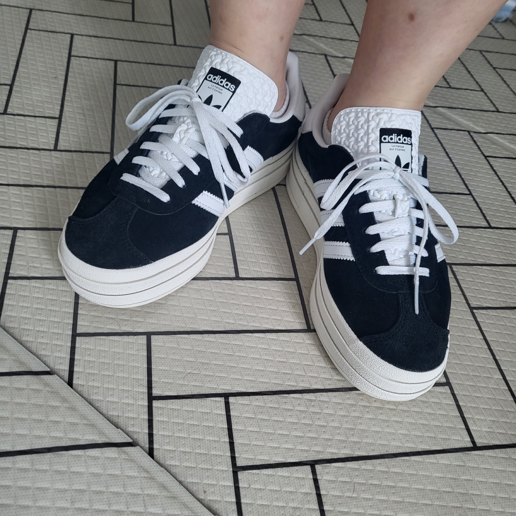 (W) Adidas Gazelle Bold Core Black Cloud White 착용 스타일