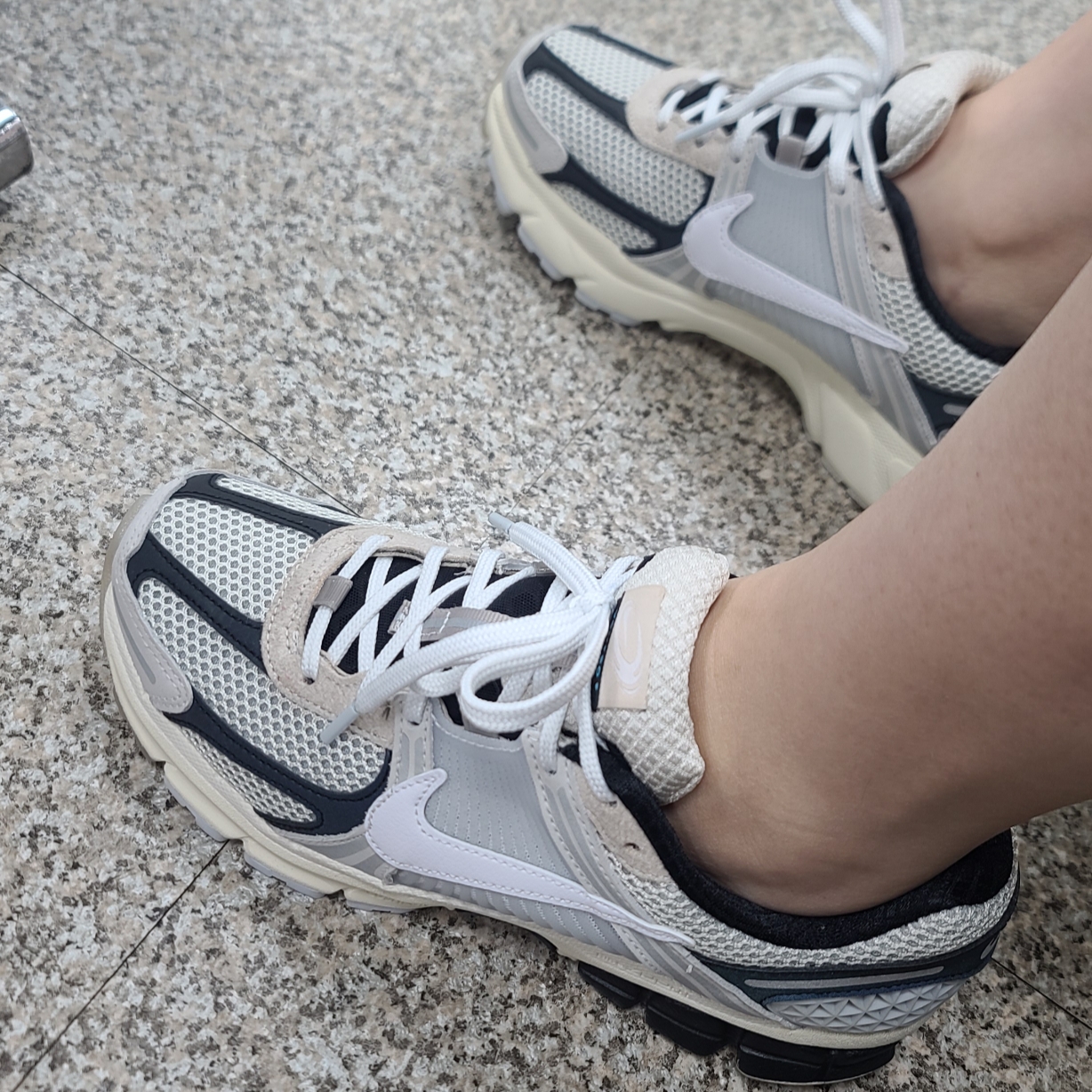 Nike Zoom Vomero 5 Light Bone and Black 착용 스타일